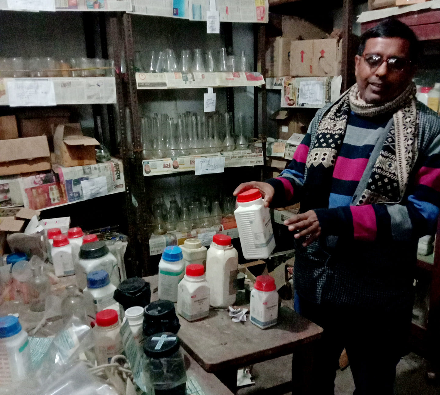 एसएएम इंटर कॉलेज लेब में लाया गया केमिकल दिखाता शिक्षक एसएएम इंटर कॉलेज लेब में लाया गया केमिकल दिखाता शिक्षक
