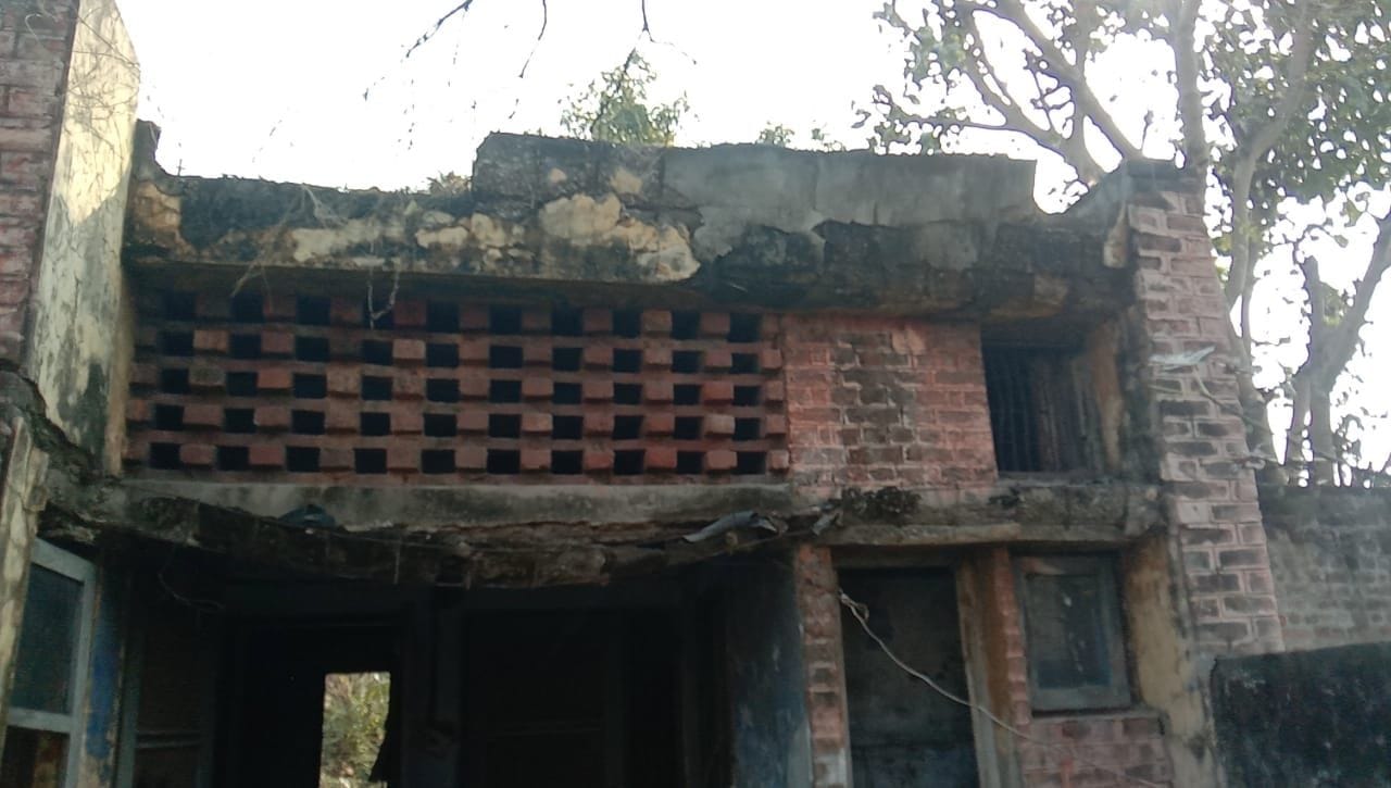 राई सब स्टेशन में जर्जर हो चुकी बिल्डिंग। संवाद राई सब स्टेशन में जर्जर हो चुकी बिल्डिंग। संवाद