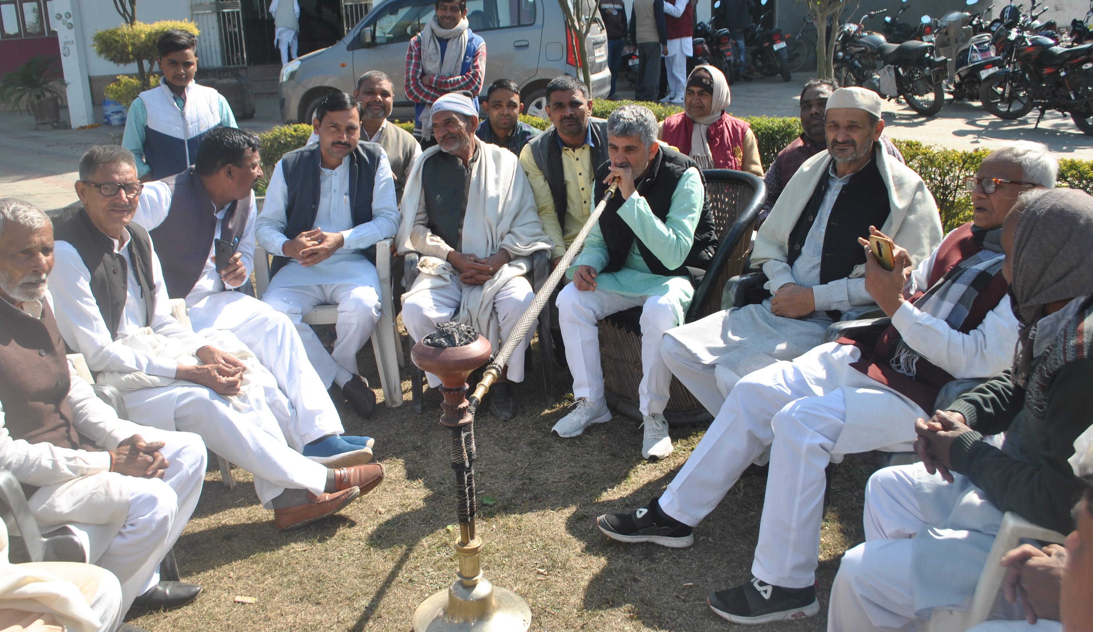 शामली अपने कार्यालय पर सर्मथकों साथ वार्ता करते हुए हुक्का गुड़गुड़ाते रालोद गठबंधन प्रत्याशी ? शामली अपने कार्यालय पर सर्मथकों साथ वार्ता करते हुए हुक्का गुड़गुड़ाते रालोद गठबंधन प्रत्याशी ?