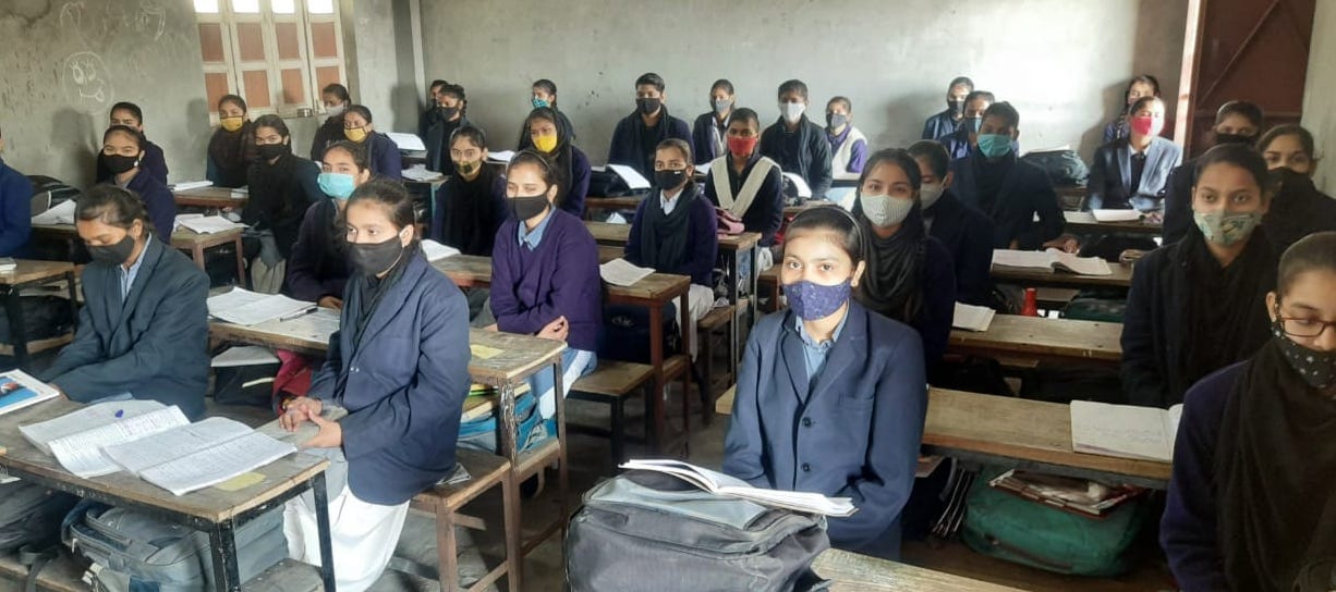 शामली सरस्वती बालिका इंटर कॉलेज में पढाई करती छात्राएं शामली सरस्वती बालिका इंटर कॉलेज में पढाई करती छात्राएं