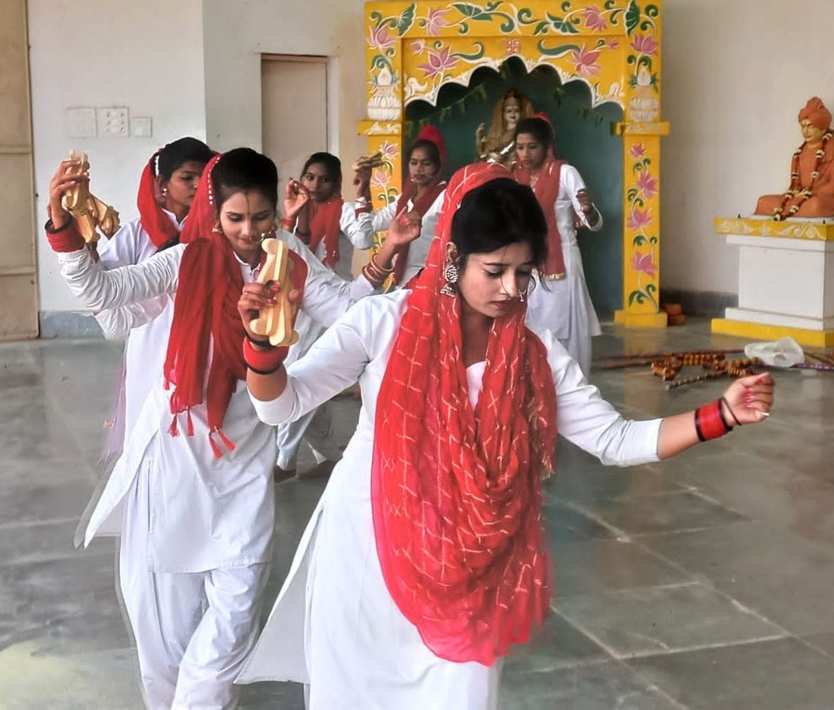  ग्रामोदय महोत्सव में चल रहे सांस्कृतिक कार्यक्रम में प्रस्तुति देतीं छात्राएं। संवाद