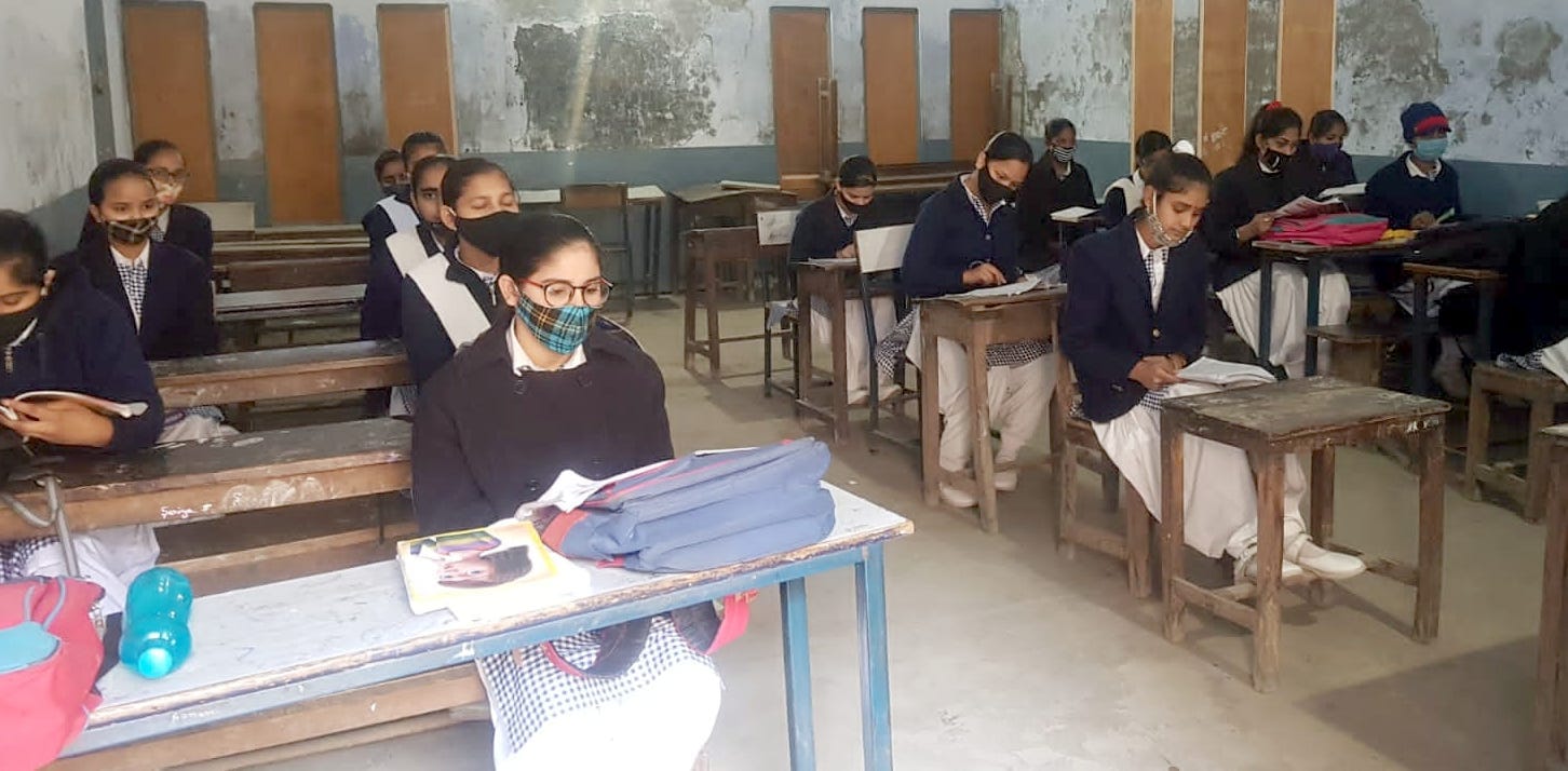 शामली जैन कन्या इंटर में पढाई करती छात्राएं शामली जैन कन्या इंटर में पढाई करती छात्राएं