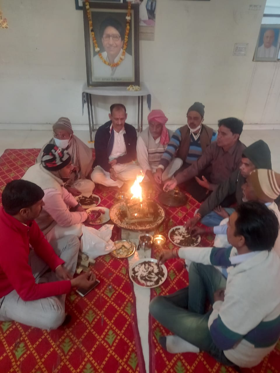 ागपत रालोद कार्यलय पर चौधरी अजित सिंह की जयंती पर  यज्ञ में आहुति देते रालोद कार्यकर्ता