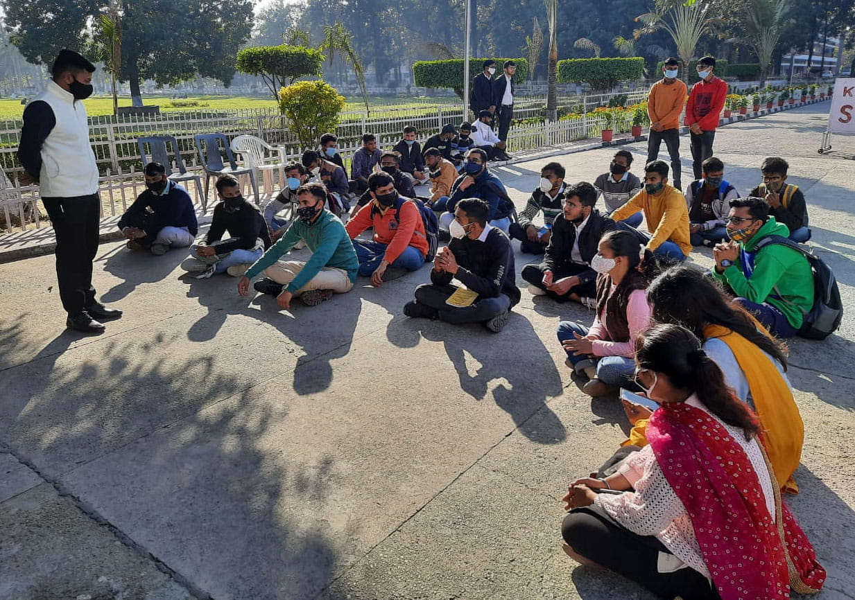 केयू में कुलपति कार्यालय के बाहर विरोध प्रदर्शन करते डासफी के कार्यकर्ता। संवाद केयू में कुलपति कार्यालय के बाहर विरोध प्रदर्शन करते डासफी के कार्यकर्ता। संवाद