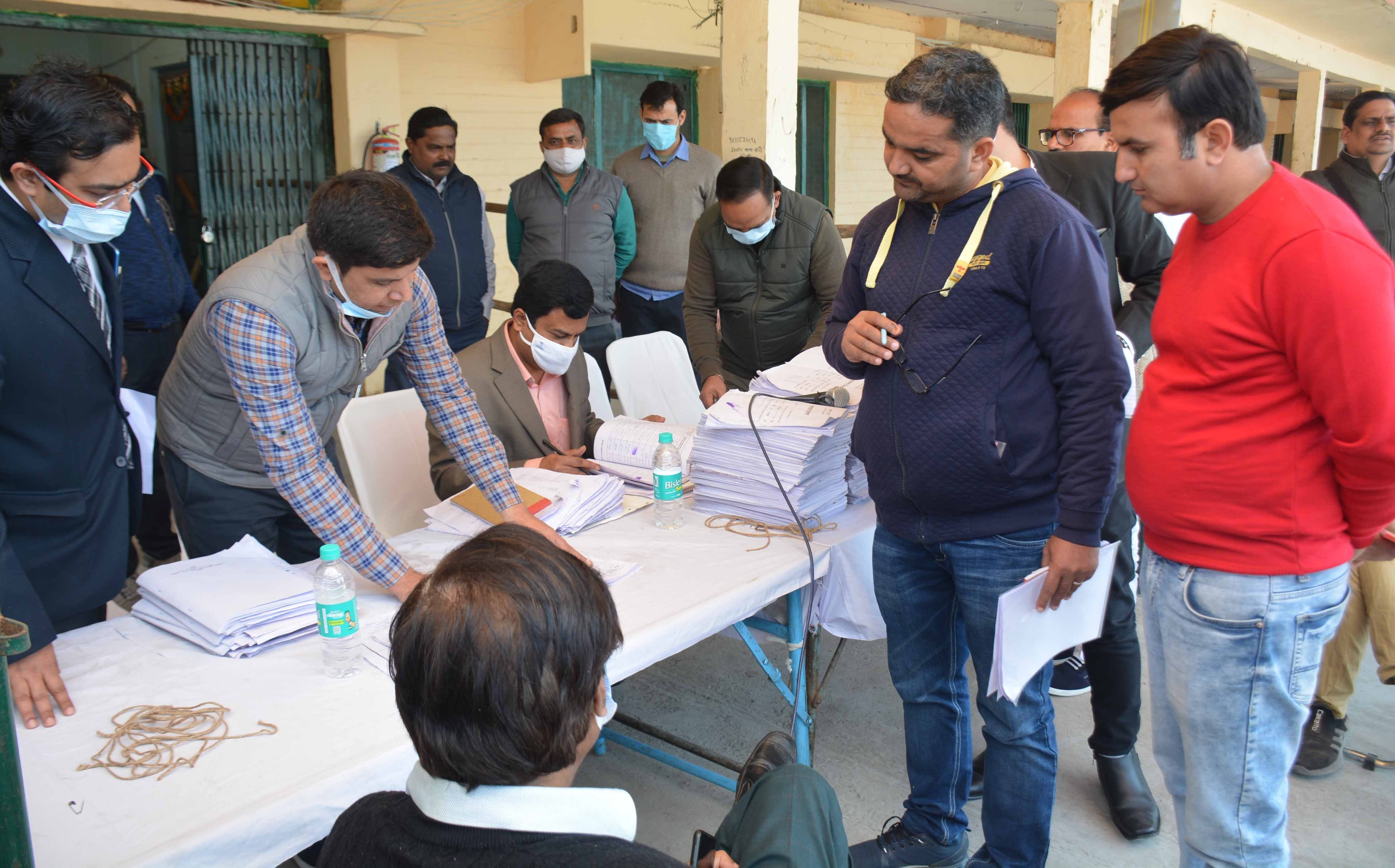 शामली  नवीन मंडी स्थल पर राजनीतिक दलों के प्रतिनिधियों के सामने रेंडम चेकिंग करते अधिकारी।