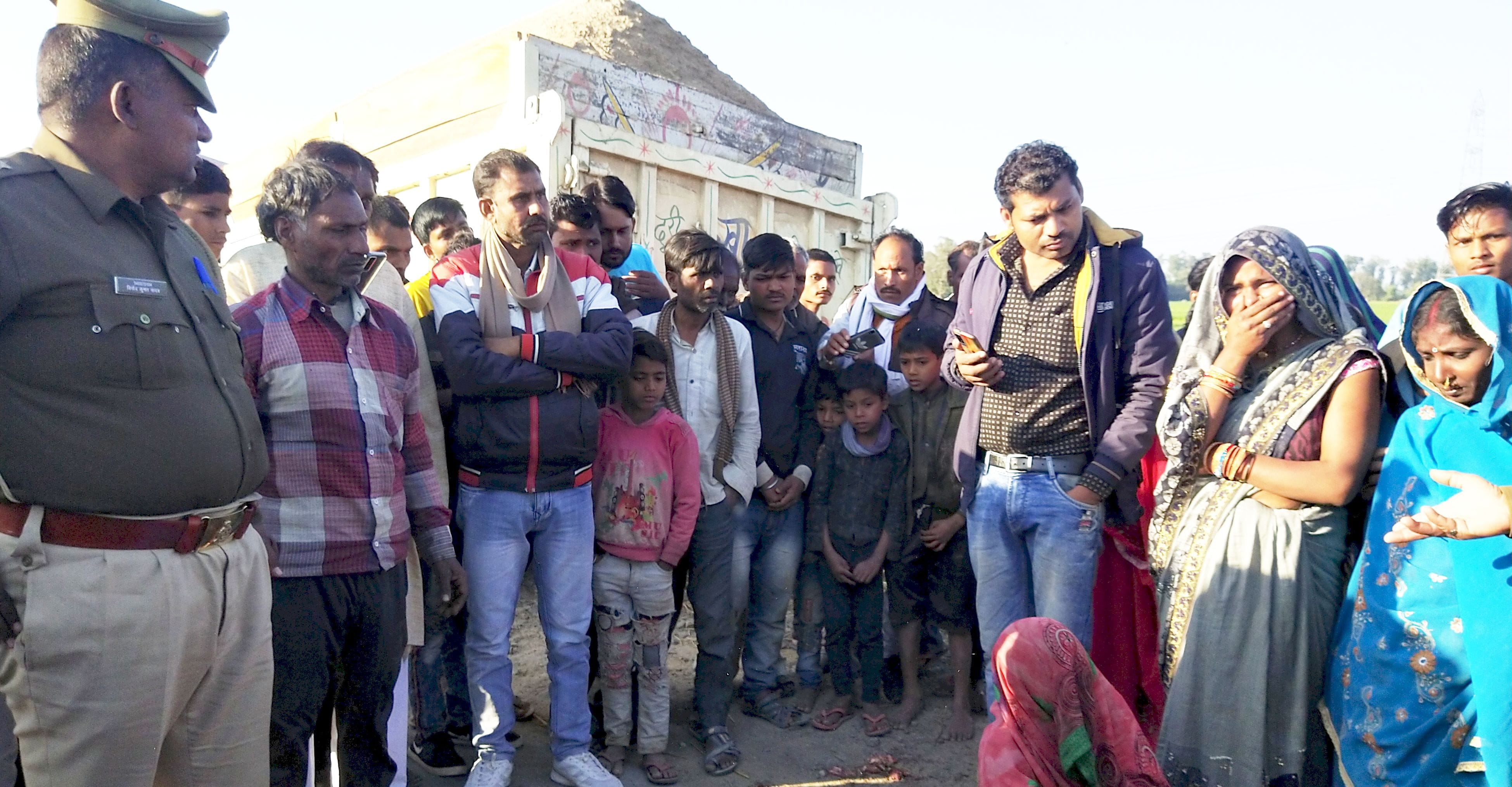 हादसा स्थल पर मौजूद पुलिस व लगी भीड़। संवाद हादसा स्थल पर मौजूद पुलिस व लगी भीड़। संवाद