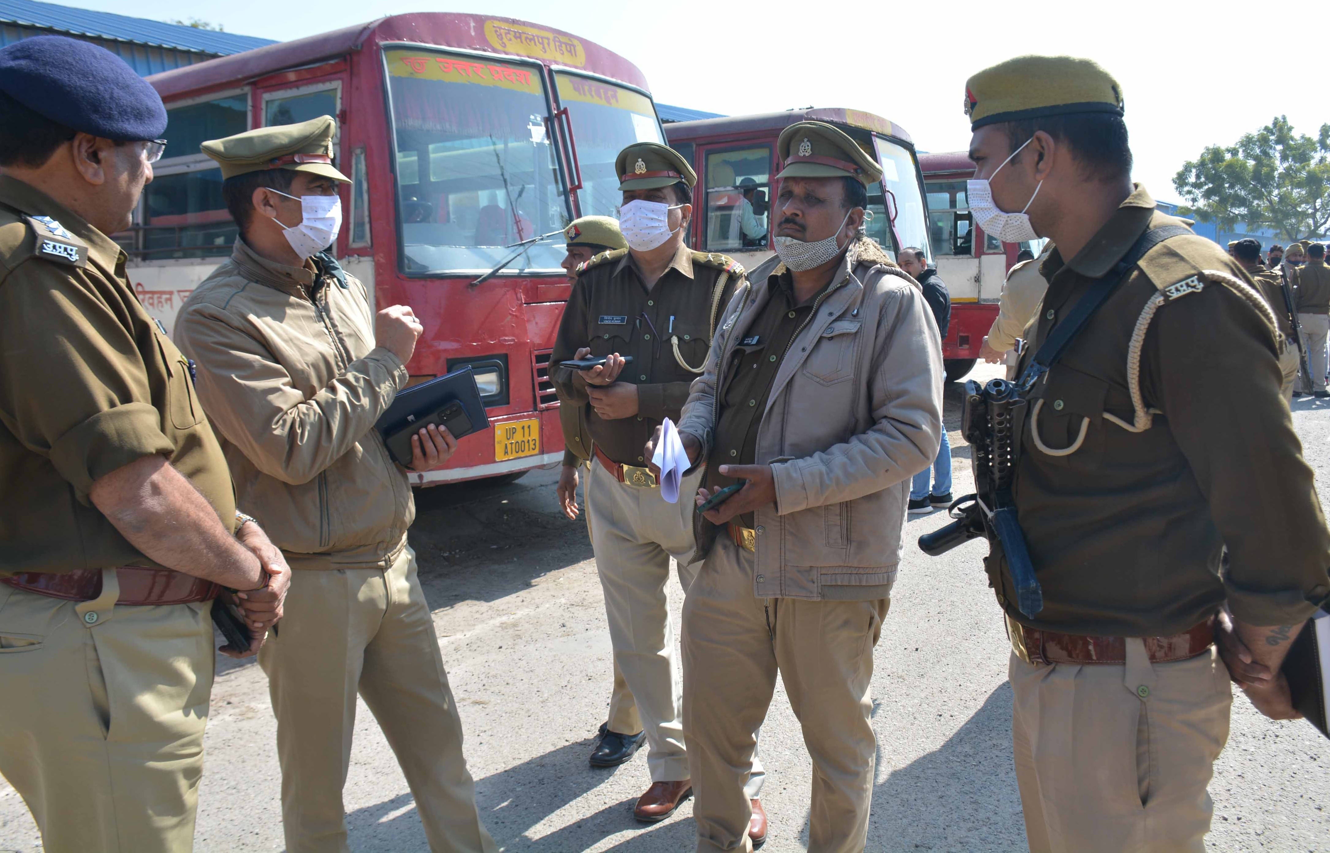 शामली पुलिस लाइन में चुनाव ड्यूटी के लिए रवाना होने से पूर्व अधिकारियों से वार्ता करते सीओ लाइन ? शामली पुलिस लाइन में चुनाव ड्यूटी के लिए रवाना होने से पूर्व अधिकारियों से वार्ता करते सीओ लाइन ?