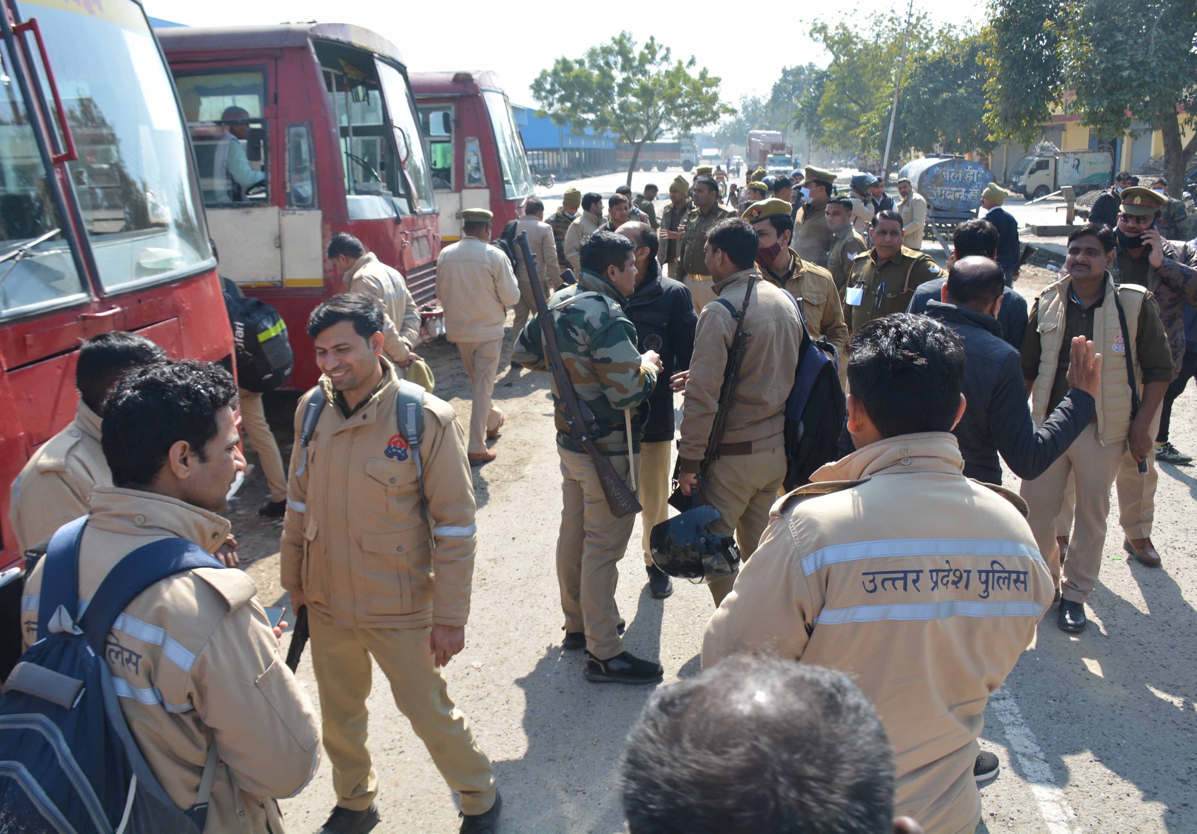 शामली पुलिस लाइन में चुनाव ड्यूटी के लिए रवाना होते पुलिसकर्मी शामली पुलिस लाइन में चुनाव ड्यूटी के लिए रवाना होते पुलिसकर्मी