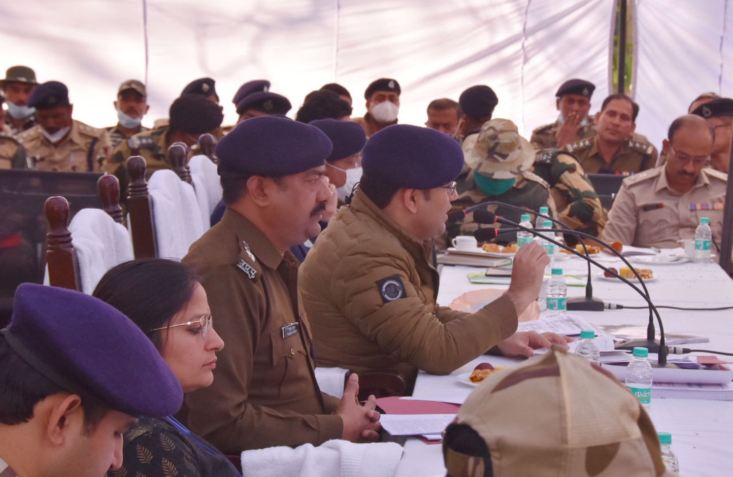 पुलिस लाइन में चुनाव को लेकर पुलिस कर्मियो की बैठक लेते एसएसपी अकाश तोमर