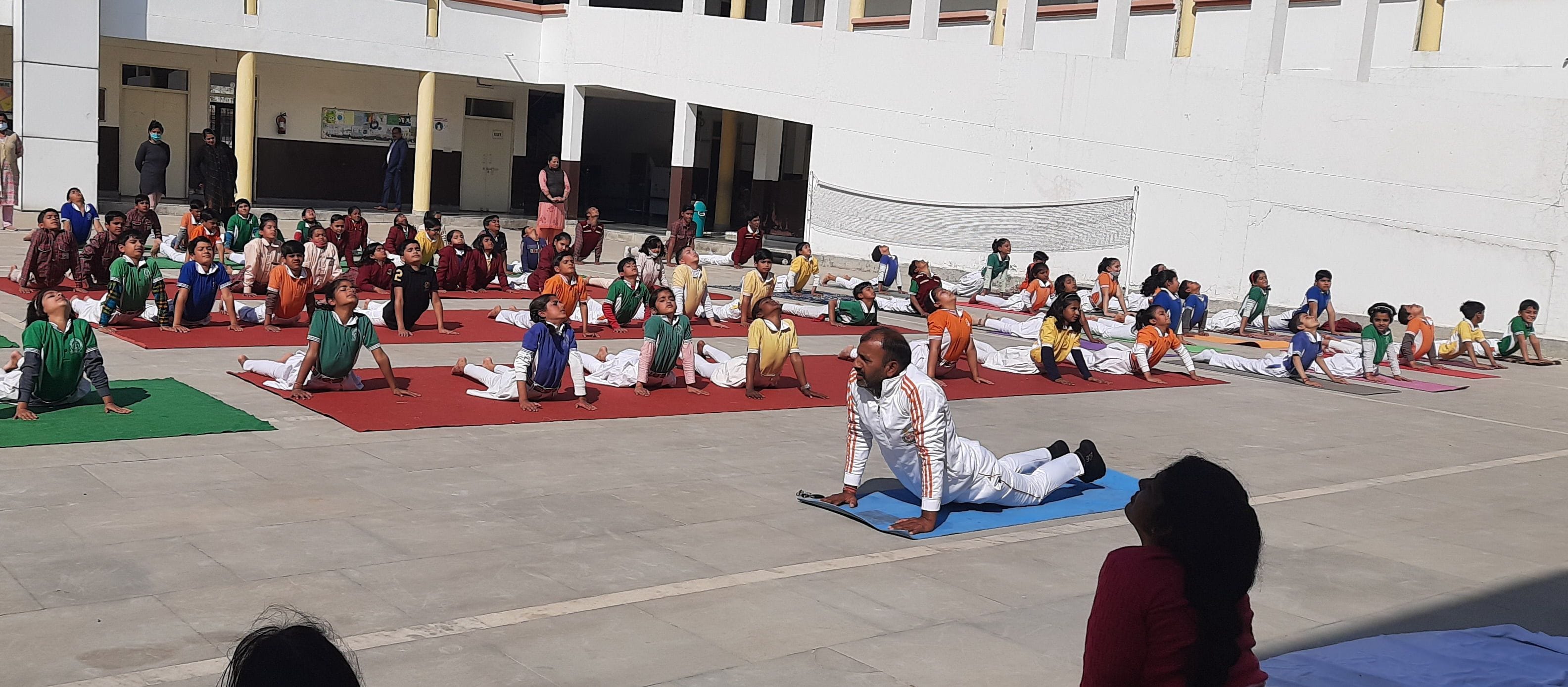 विद्यार्थियों को सूर्य नमस्कार कराते भारत स्वाभिमान ट्रस्ट के जिला प्रभारी युद्धवीर। विद्यार्थियों को सूर्य नमस्कार कराते भारत स्वाभिमान ट्रस्ट के जिला प्रभारी युद्धवीर।