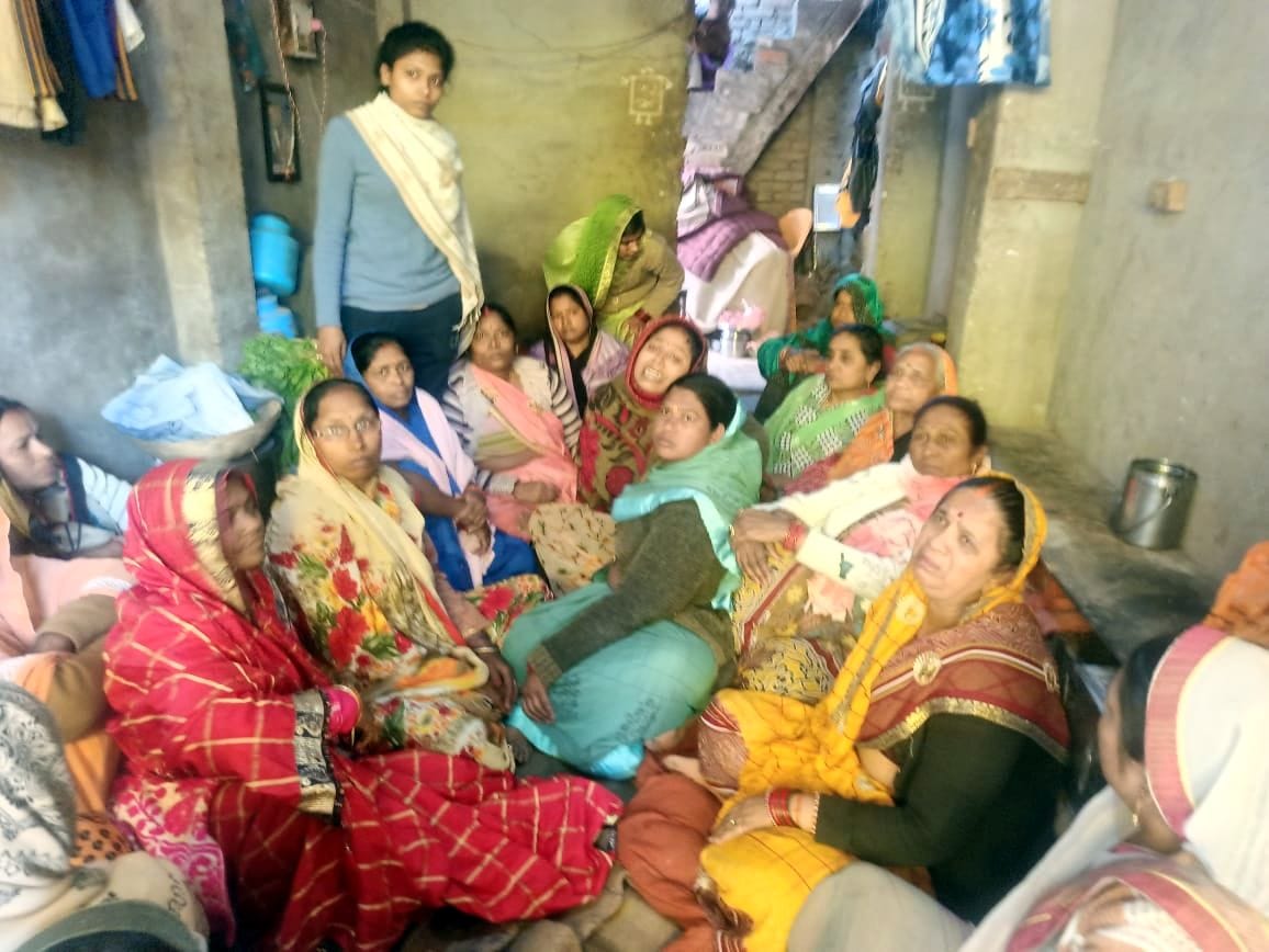  मोहल्ले से एक साथ तीन शव उठने पर रोते बिलखते व गमगीन परिजन। संवाद