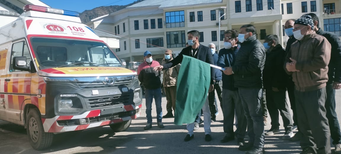 फोटो..किश्तवाड़ उपायुक्त तीन नई एएलएस 108 एंबुलेंस को हरी झंडी दिखाते मस्सू, द्राबशाला और किश्तवाड? फोटो..किश्तवाड़ उपायुक्त तीन नई एएलएस 108 एंबुलेंस को हरी झंडी दिखाते मस्सू, द्राबशाला और किश्तवाड?