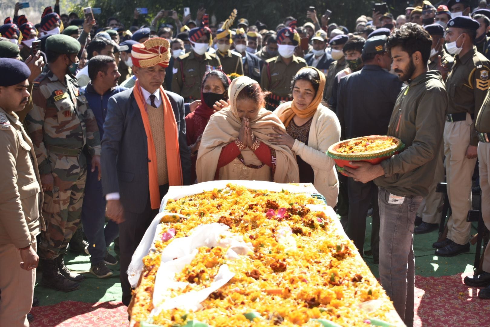 मोक्ष धाम पर अपने शहीद बेटे को नमन करती मां।
