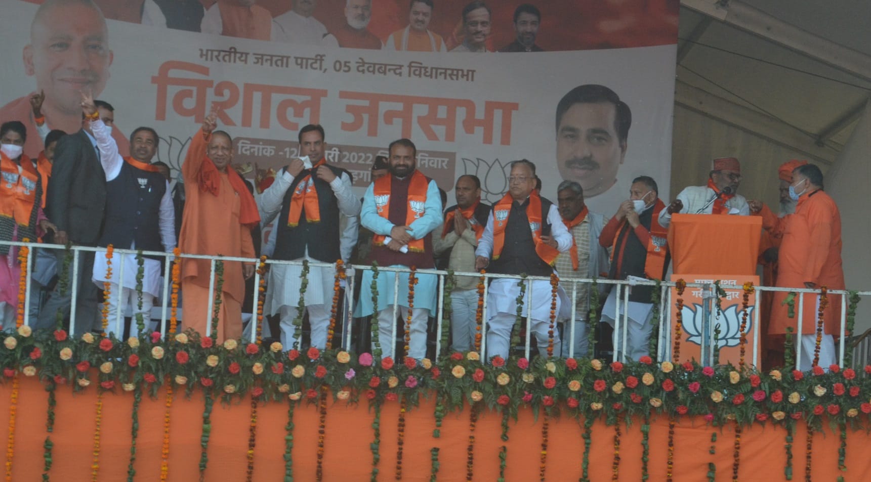 बड़गांव की सभा में विजयी चिन्ह बनाते सीएम योगी बड़गांव की सभा में विजयी चिन्ह बनाते सीएम योगी