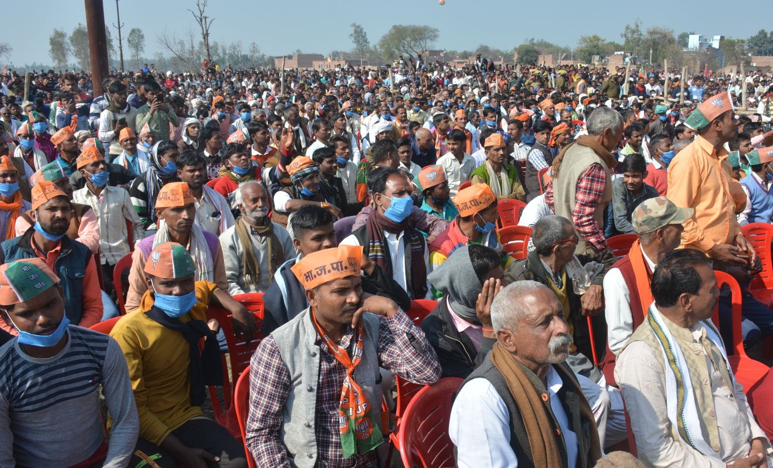 फर्रुखाबाद के राजेपुर में हुई मुख्यमंत्री की सभा में मौजूद भीड़। संवाद