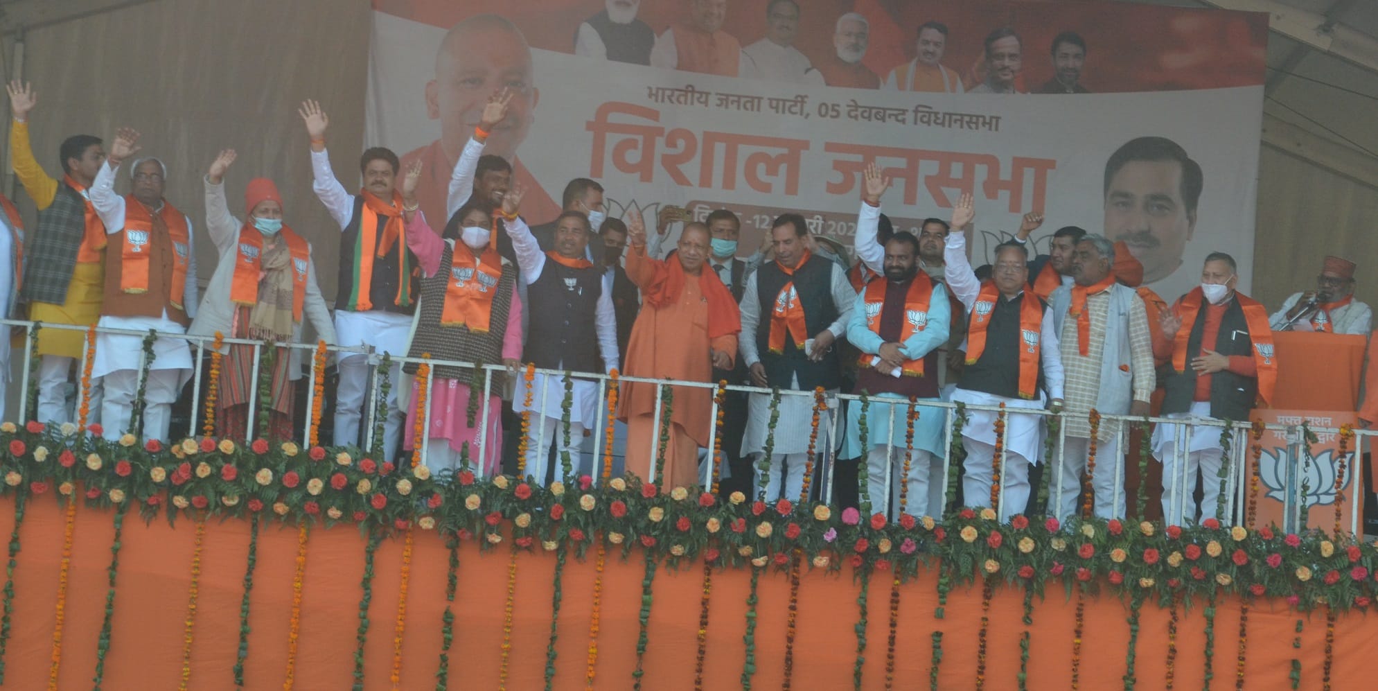 बड़गांव की जनसभा में लोगों का अभिवादन स्वीकार करते सीएम योगी