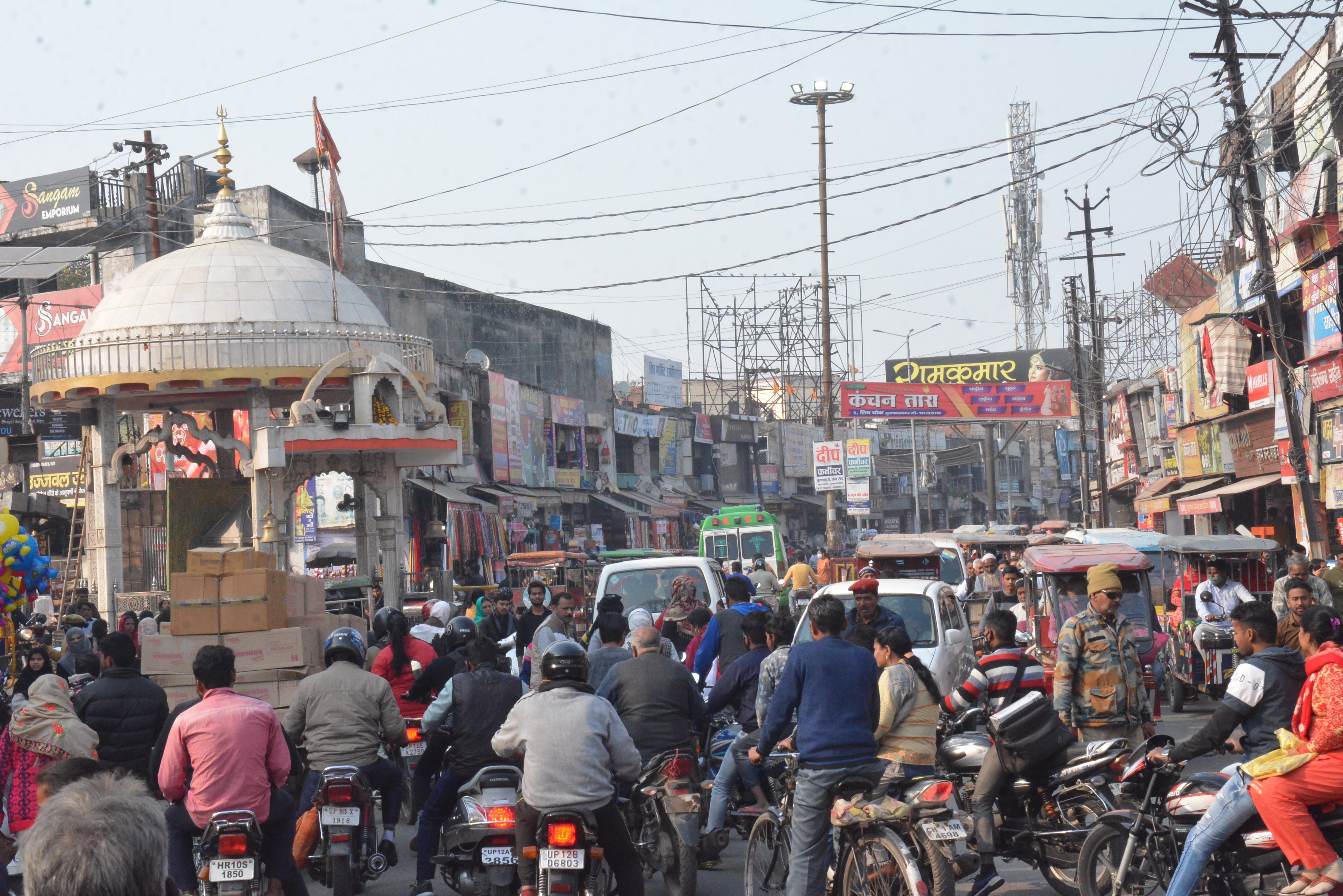 मुजफ्फरनगर के शिव चौक पर तीन बजे लगे जाम में परेशान वाहर सवार। मुजफ्फरनगर के शिव चौक पर तीन बजे लगे जाम में परेशान वाहर सवार।