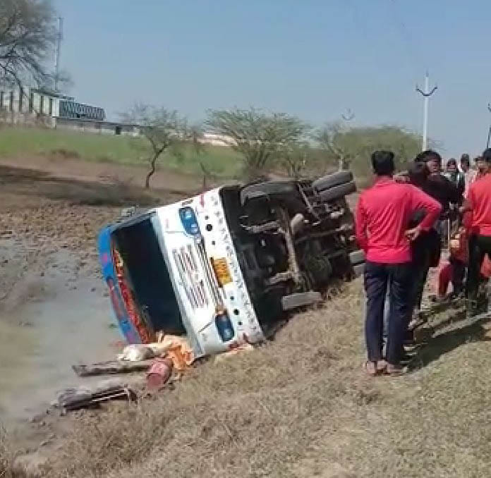 दुर्घटनाग्रस्त बस।  