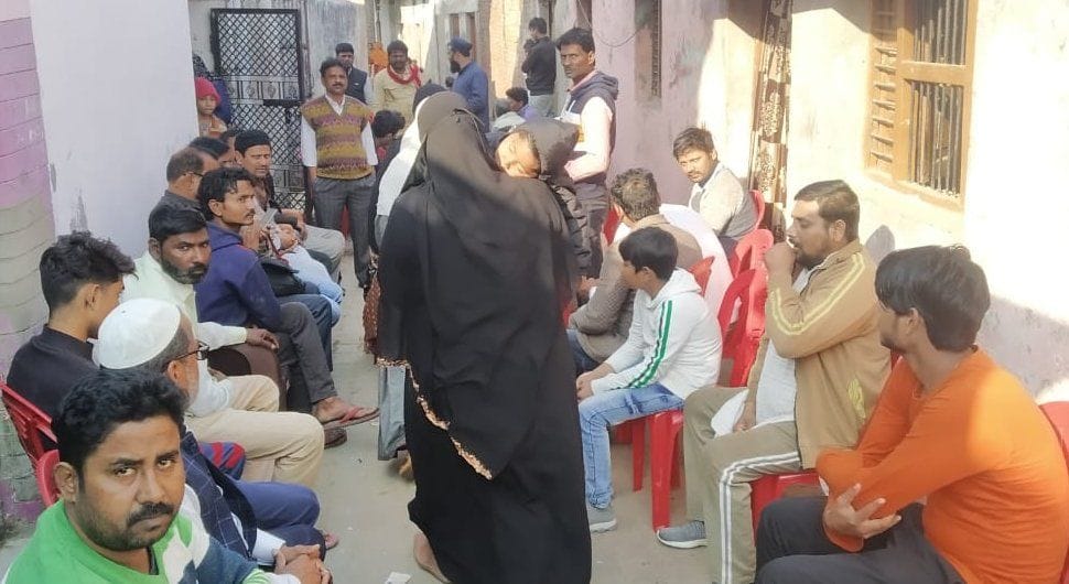 मोहनगंज के समीप सड़क हादसे में बाइक सवार युवकों की मौत के बाद अजीतनगर स्थित घर पर जुटी भीड़। संवा? मोहनगंज के समीप सड़क हादसे में बाइक सवार युवकों की मौत के बाद अजीतनगर स्थित घर पर जुटी भीड़। संवा?