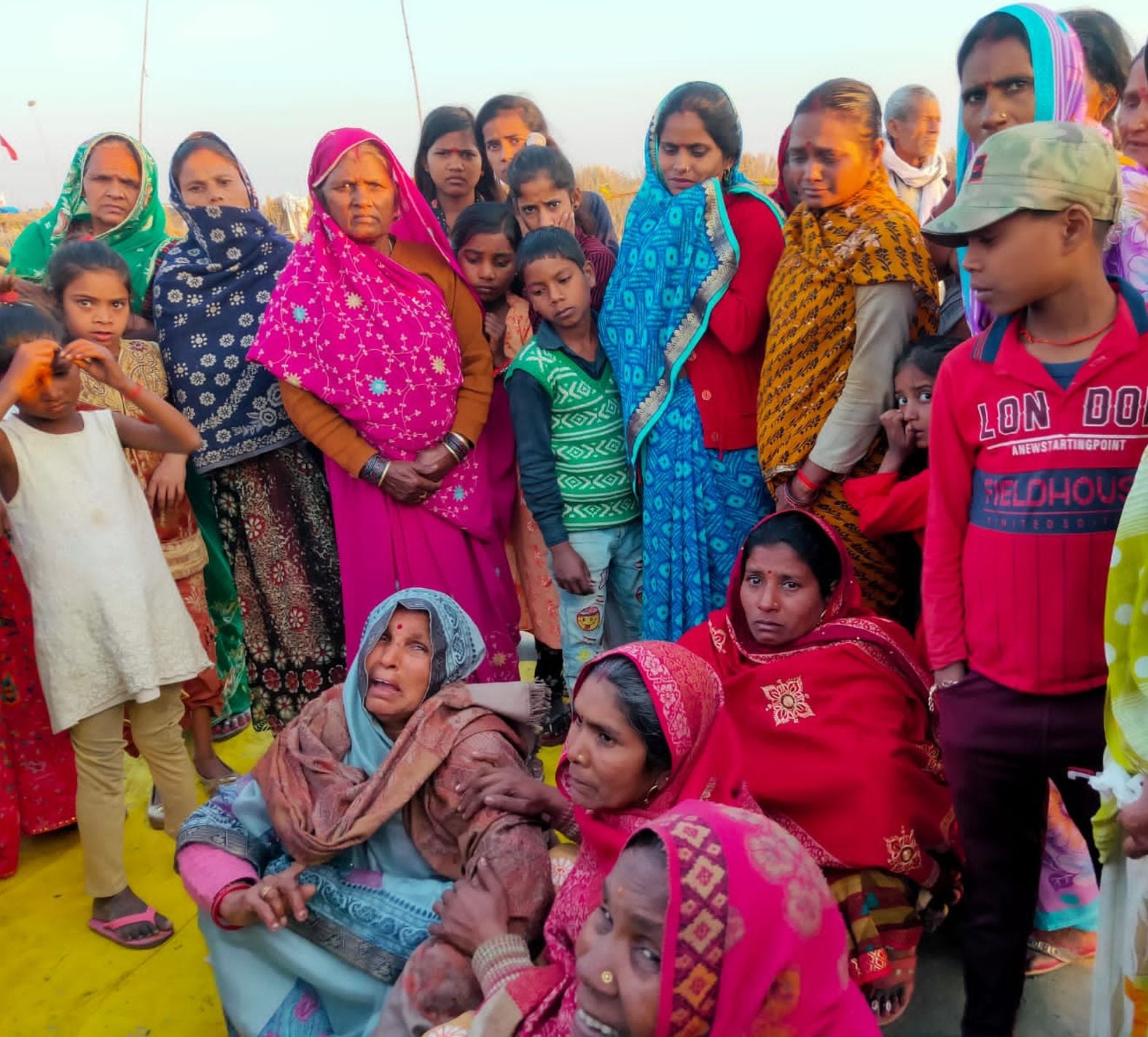 गंगा तट पर रोते बिलखते अनुराग के परिजन। संवाद