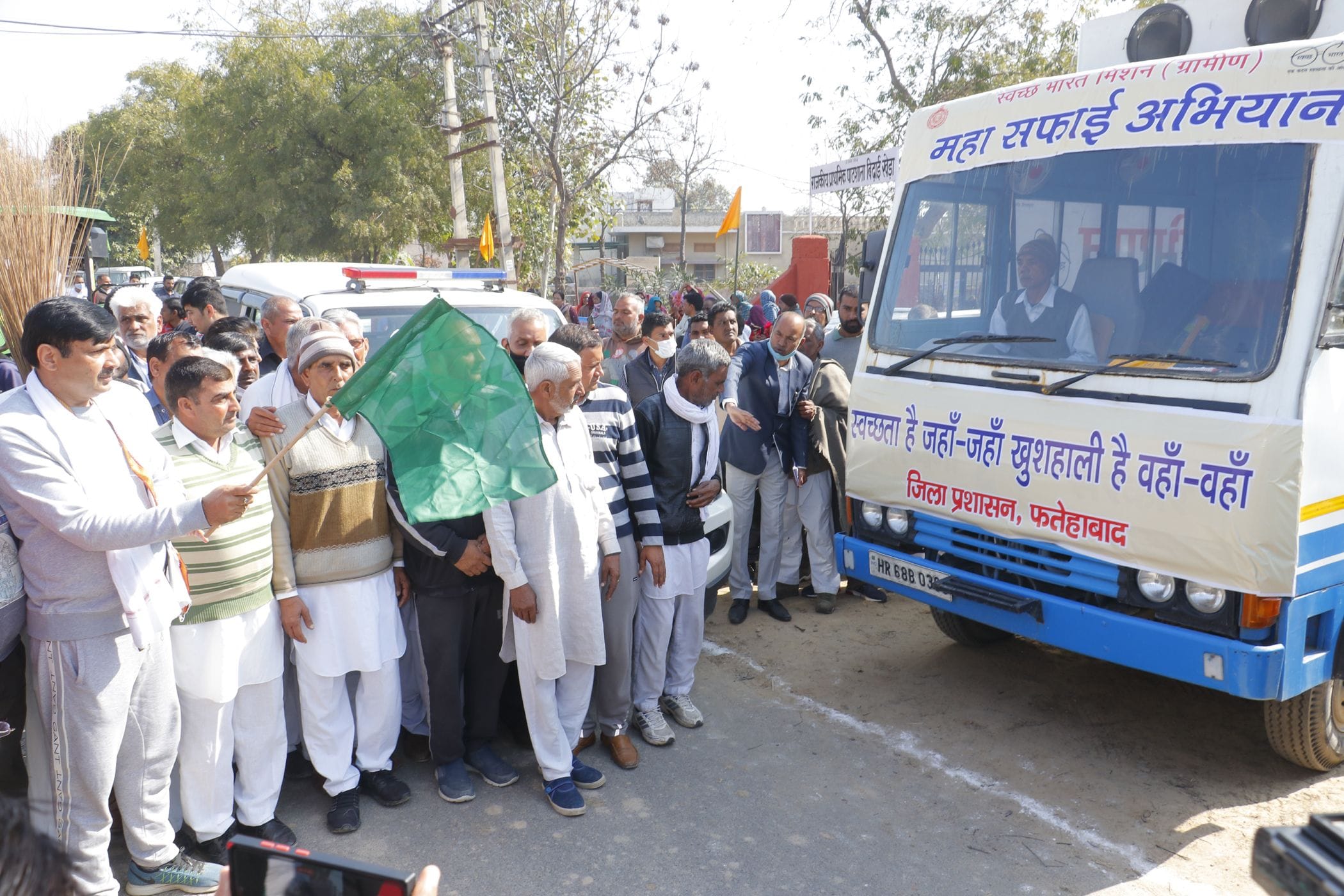 महासफाई अभियान के तहत जागरूकता वाहन को हरी झंडी दिखाकर रवाना करते हुए कैबिनेट मंत्री देवेंद्र ब? महासफाई अभियान के तहत जागरूकता वाहन को हरी झंडी दिखाकर रवाना करते हुए कैबिनेट मंत्री देवेंद्र ब?