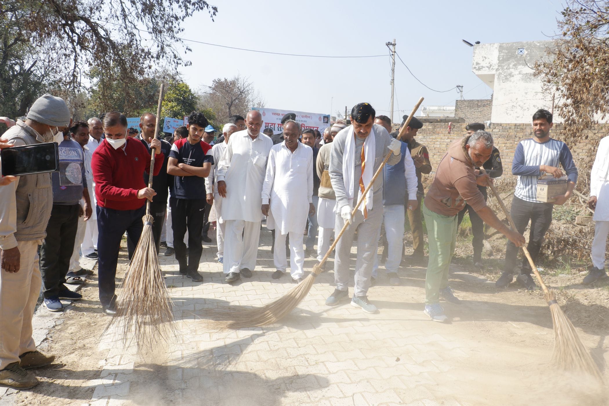 महासफाई अभियान के तहत गांव में झाड़ू निकालते हुए कैबिनेट मंत्री देवेंद्र बबली व डीसी प्रदीप कुम? महासफाई अभियान के तहत गांव में झाड़ू निकालते हुए कैबिनेट मंत्री देवेंद्र बबली व डीसी प्रदीप कुम?
