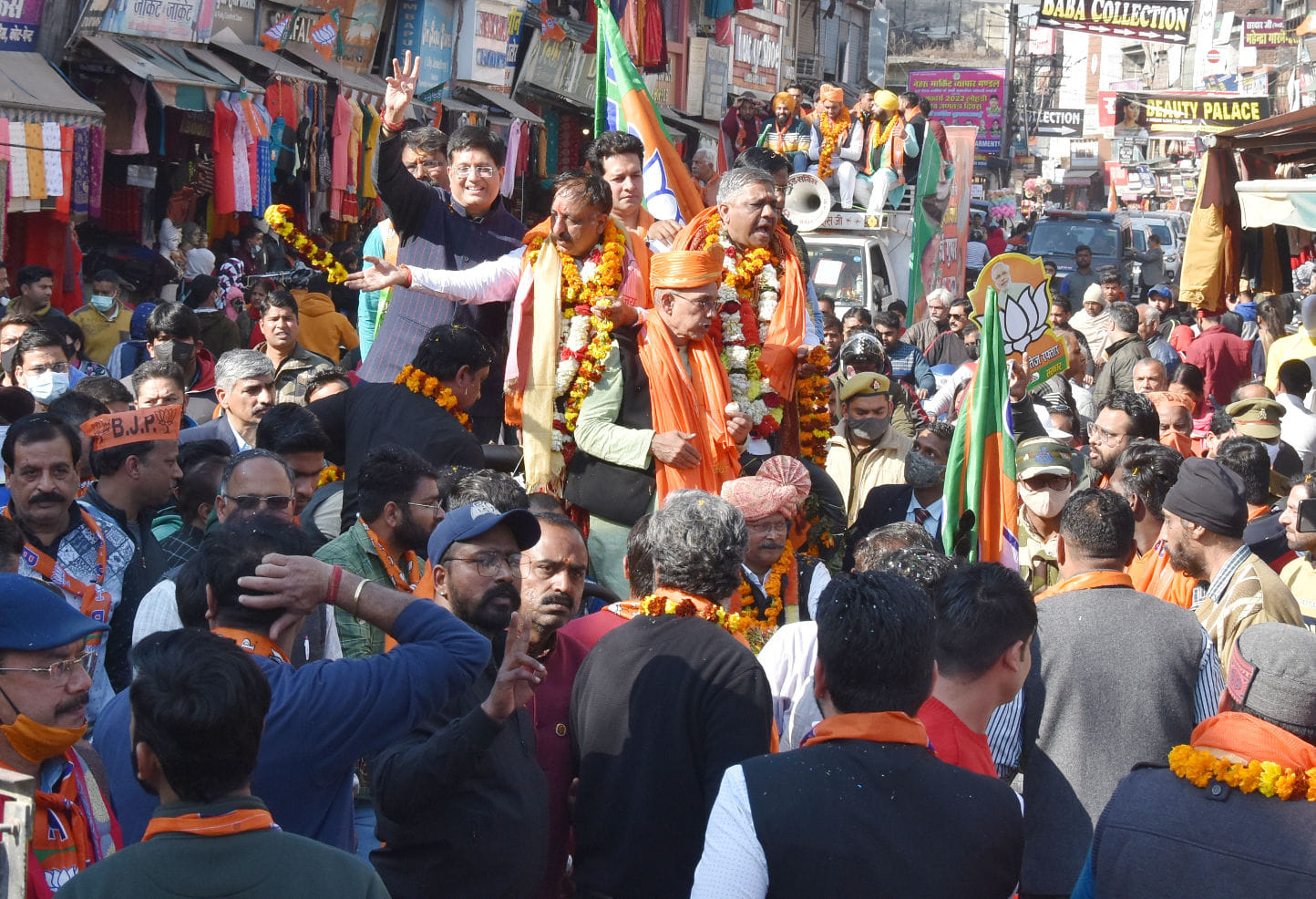 केन्द्रीय मंत्री पीयूष गोयल के  रोड शो में  नेहरू मार्केट में व्यापारियो का अभिवादन स्वीकार केन्?