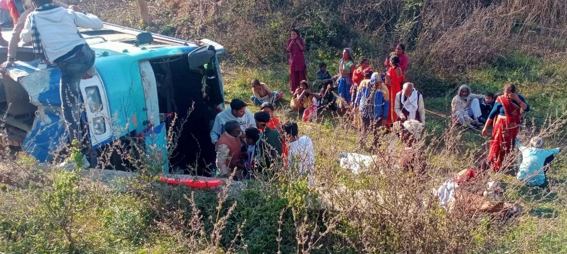 पलटी पड़ी बस व घायल बैठे यात्री। संवाद पलटी पड़ी बस व घायल बैठे यात्री। संवाद