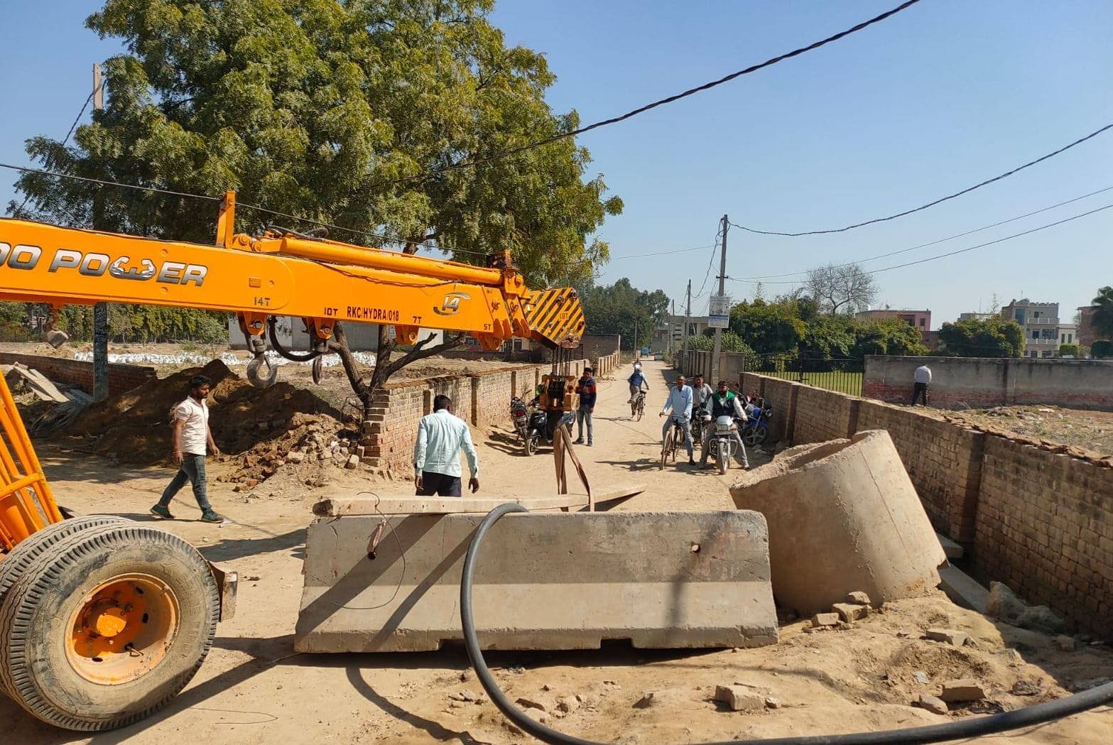 क्रेन की सेटिंग को लेकर बिजली के खंभे को शिफ्ट करते हुए। क्रेन की सेटिंग को लेकर बिजली के खंभे को शिफ्ट करते हुए।