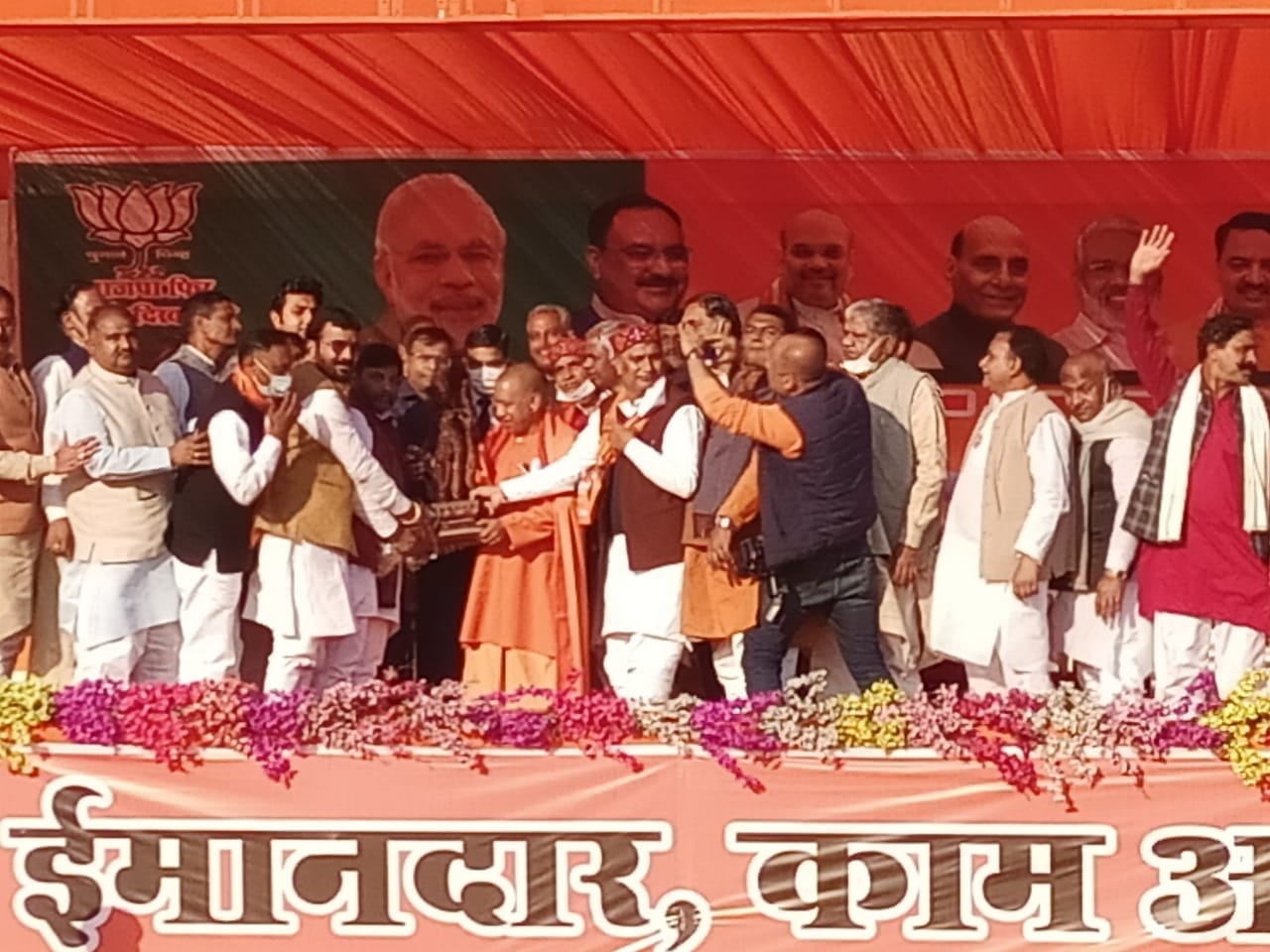 नागल माफी में सीएम योगी को गणेश जी की प्रतिमा भेंट करते भाजपाई