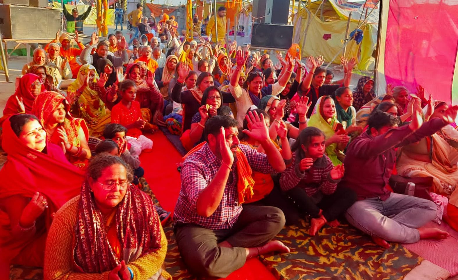 मेला रामनगरिया में कथा सुनते श्रृद्धालु। संवाद मेला रामनगरिया में कथा सुनते श्रृद्धालु। संवाद