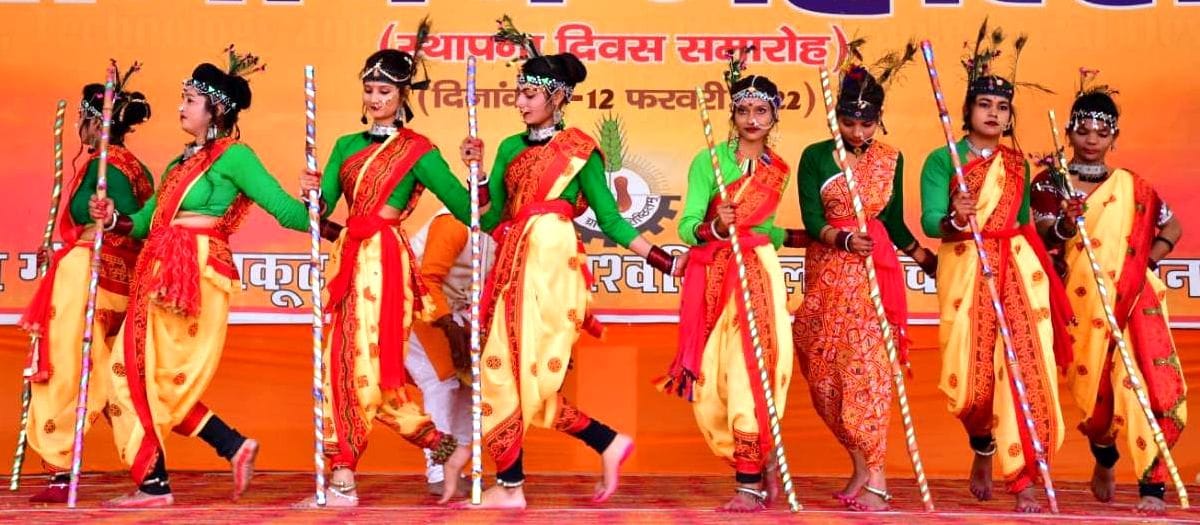 ग्रामोदय महोत्सव में सांस्कृतिक कार्यक्रम प्रस्तुत करती छात्राओं की टीम। संवाद ग्रामोदय महोत्सव में सांस्कृतिक कार्यक्रम प्रस्तुत करती छात्राओं की टीम। संवाद