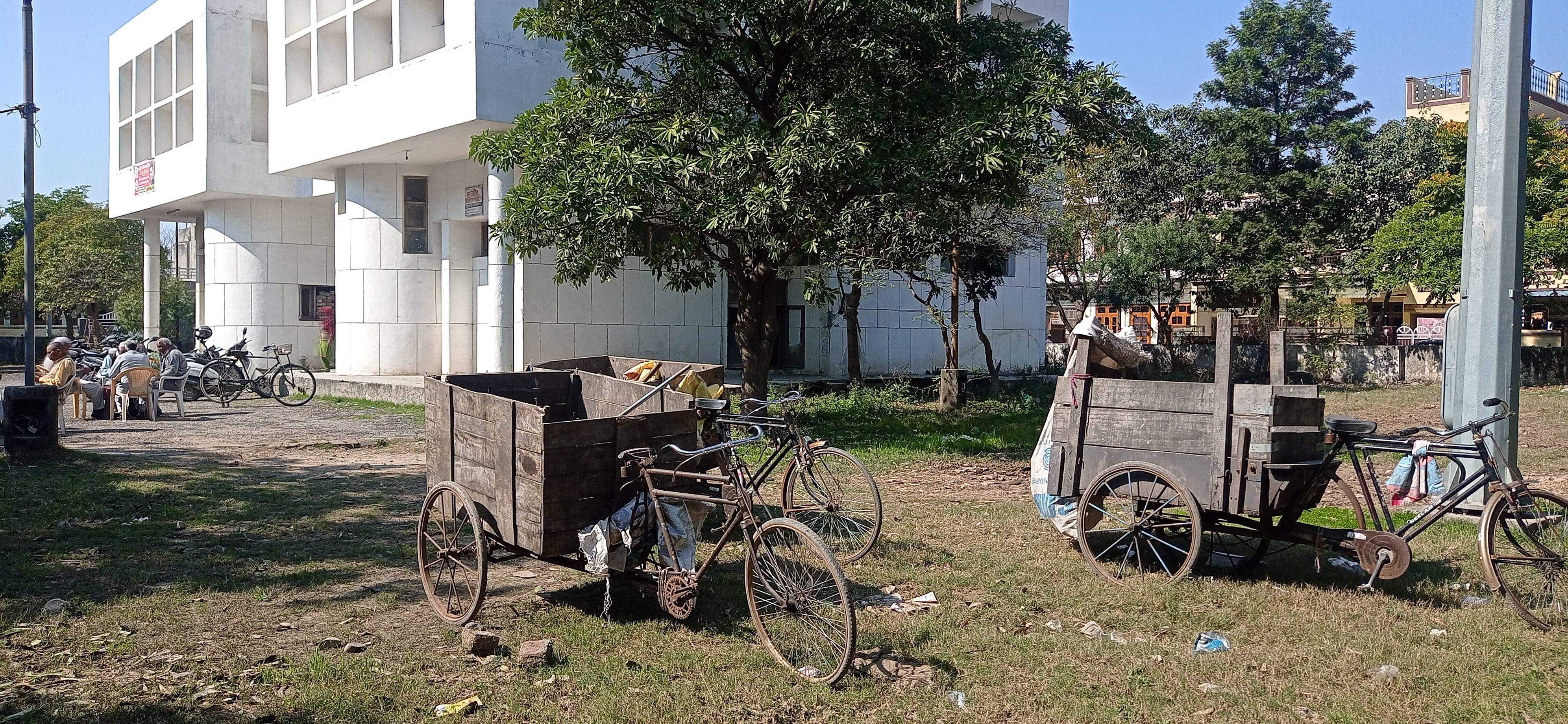 सेक्टर- पांच के सामुदायिक केंद्र में खड़ी कूड़ा उठाने वाली रेहड़ियां। संवाद सेक्टर- पांच के सामुदायिक केंद्र में खड़ी कूड़ा उठाने वाली रेहड़ियां। संवाद