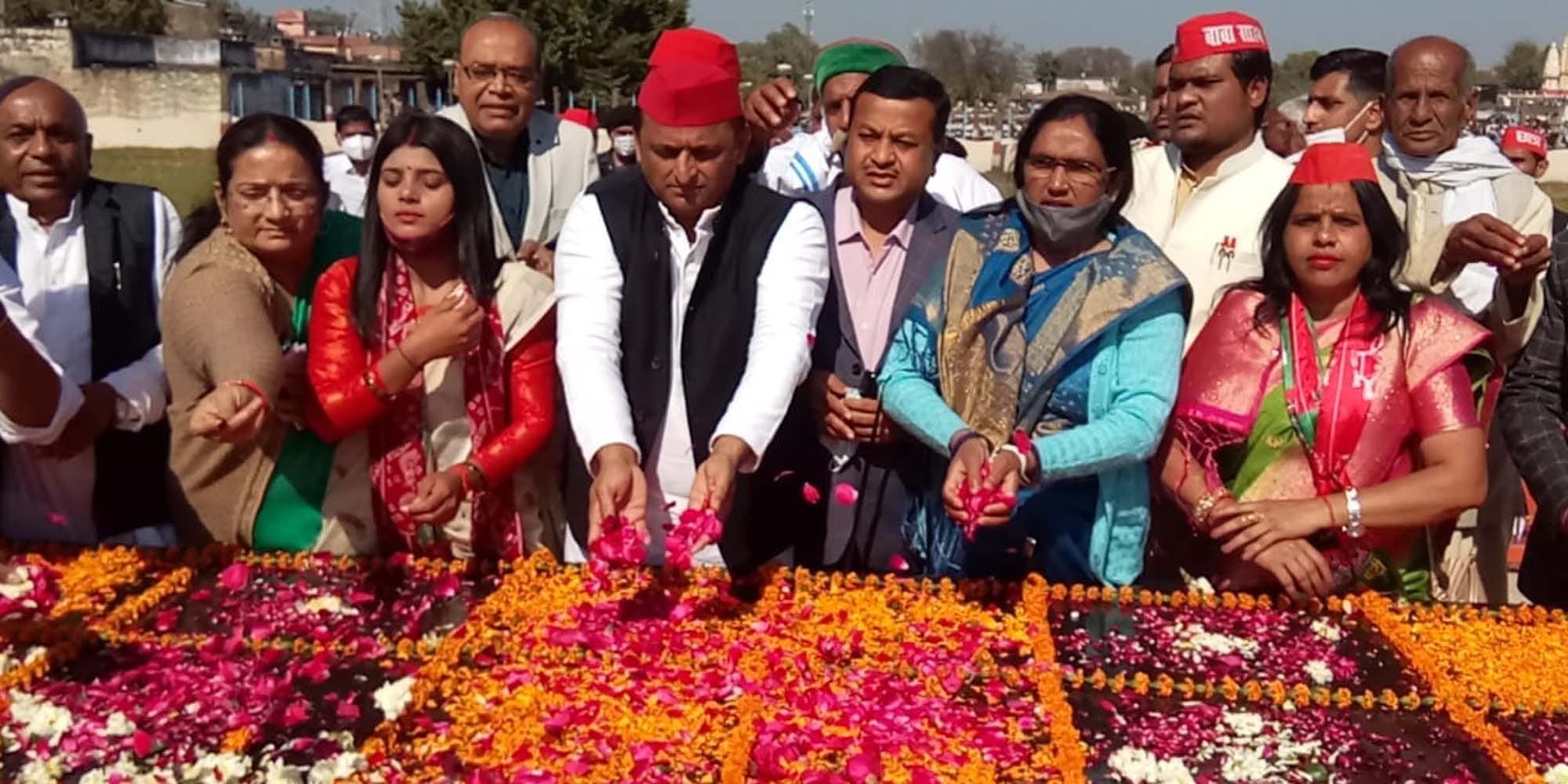 स्वामी ब्रह्मानंद की समाधि पर पुष्प अर्पित करते अखिलेश यादव