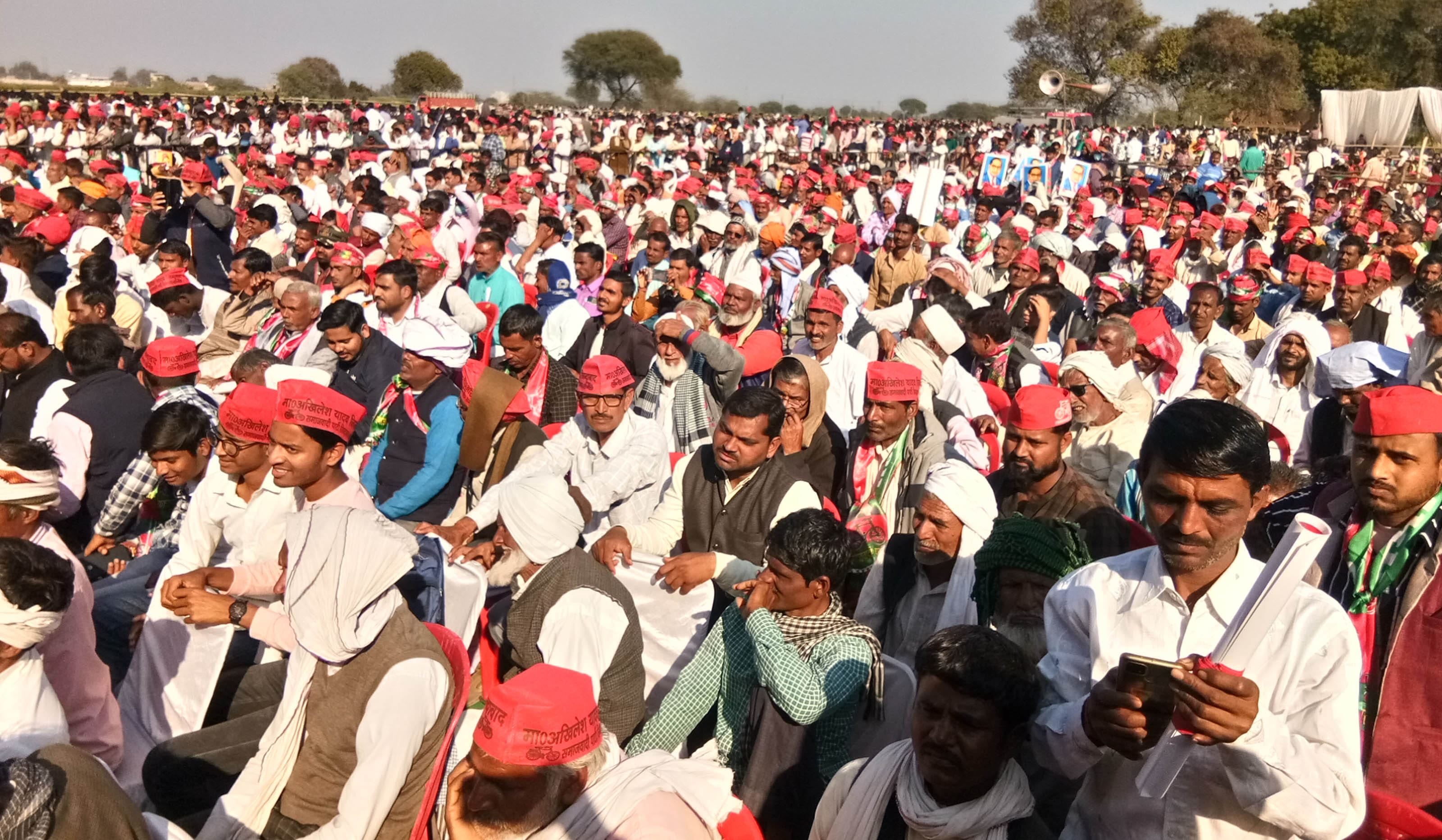 मौदहा कस्बे में आयोजित जनसभा में मौजूद भीड़। संवाद