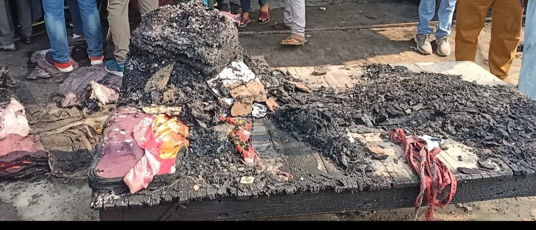 बाजपुर में रुई की दुकान में आग लगने से जला सामान। संवाद बाजपुर में रुई की दुकान में आग लगने से जला सामान। संवाद