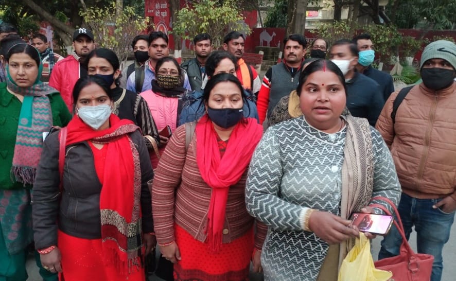 नजीबाबाद तहसील में भुगतान की मांग करते अतिरिक्त मतदानकर्मी। नजीबाबाद तहसील में भुगतान की मांग करते अतिरिक्त मतदानकर्मी।