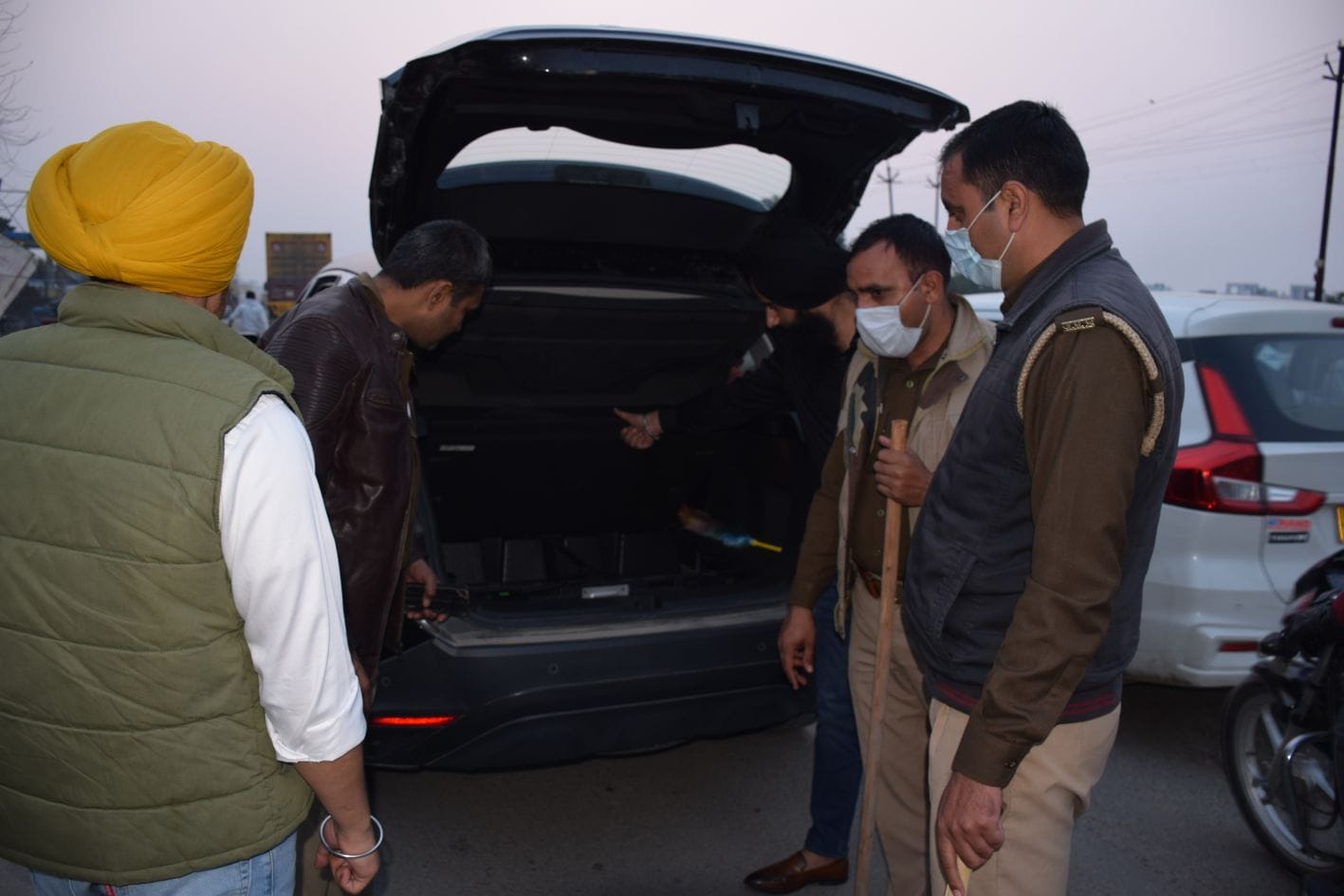 रामपुर रोड स्थित यूपी की रुद्र-बिलास चौकी के पास वाहन चेकिंग करती यूपी पुलिस। रामपुर रोड स्थित यूपी की रुद्र-बिलास चौकी के पास वाहन चेकिंग करती यूपी पुलिस।