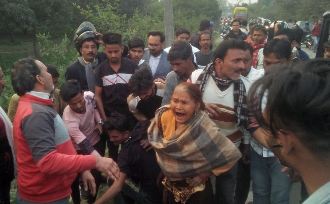 सड़क हादसे में शोएब की मौत पर घटना स्थल पर रोते बिलखते परिजन। संवाद