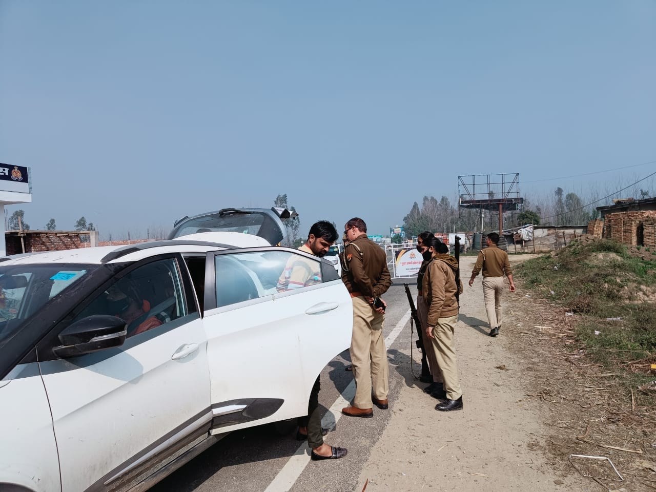 पुरकाजी में सहारनपुर जनपद की सीमा पर पुलिस अधिकारी के साथ चेकिंग अभियान में शामिल महिला पुलिसकर? पुरकाजी में सहारनपुर जनपद की सीमा पर पुलिस अधिकारी के साथ चेकिंग अभियान में शामिल महिला पुलिसकर?