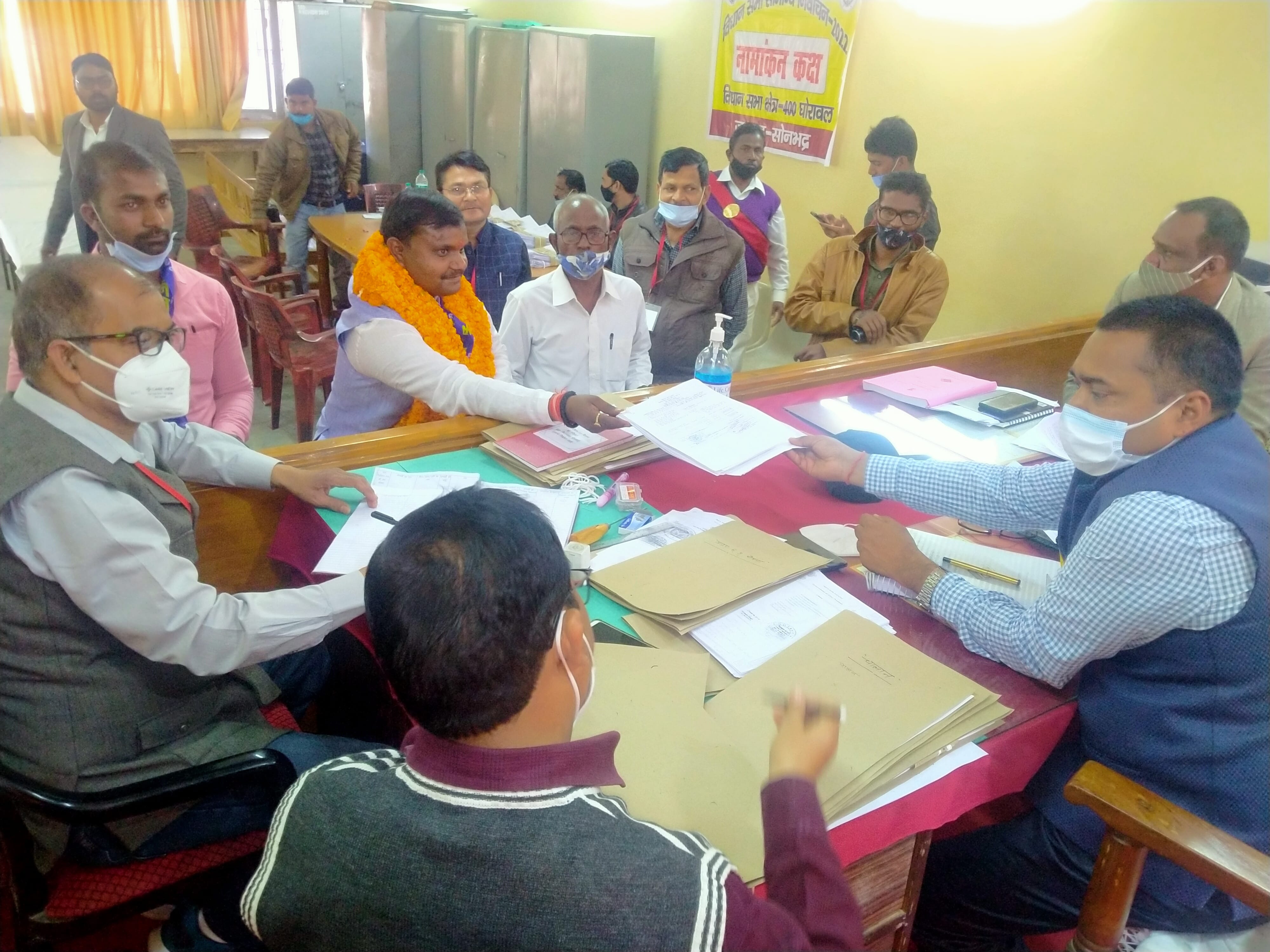 कलेक्ट्रेट में नामांकन करते घोरावल विधान सभा बसपा प्रत्याशी मोहन कुशवाहा। कलेक्ट्रेट में नामांकन करते घोरावल विधान सभा बसपा प्रत्याशी मोहन कुशवाहा।