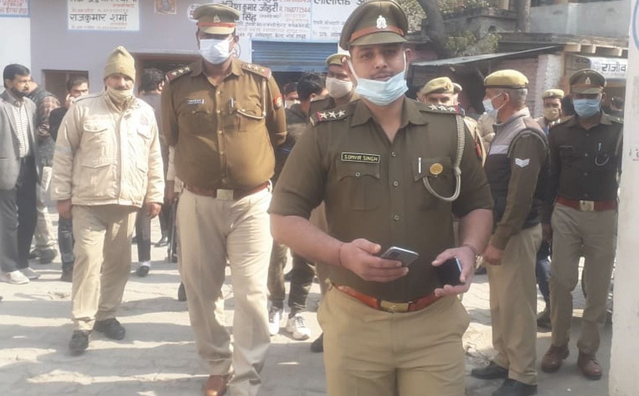 कचहरी में गोली चलाने वाले आरोपियों की सुरक्षा में तैनात पुलिसकर्मी संवाद कचहरी में गोली चलाने वाले आरोपियों की सुरक्षा में तैनात पुलिसकर्मी संवाद