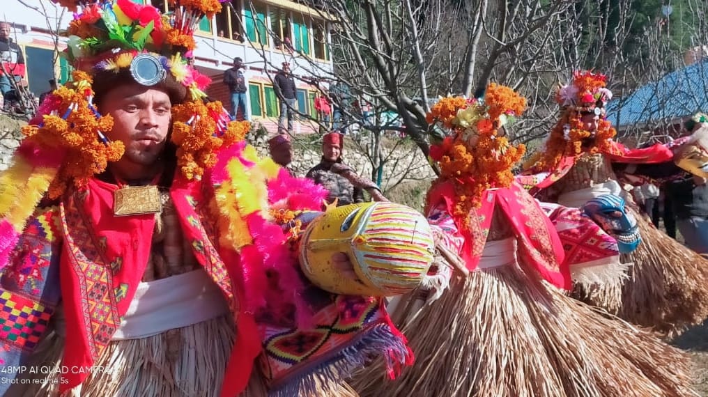 कुल्लू जिला में फागली उत्सव की धूम है। बंजार के चैहणी में फागली उत्सव में नृत्य करते देवलू।-संवाद कुल्लू जिला में फागली उत्सव की धूम है। बंजार के चैहणी में फागली उत्सव में नृत्य करते देवलू।-संवाद