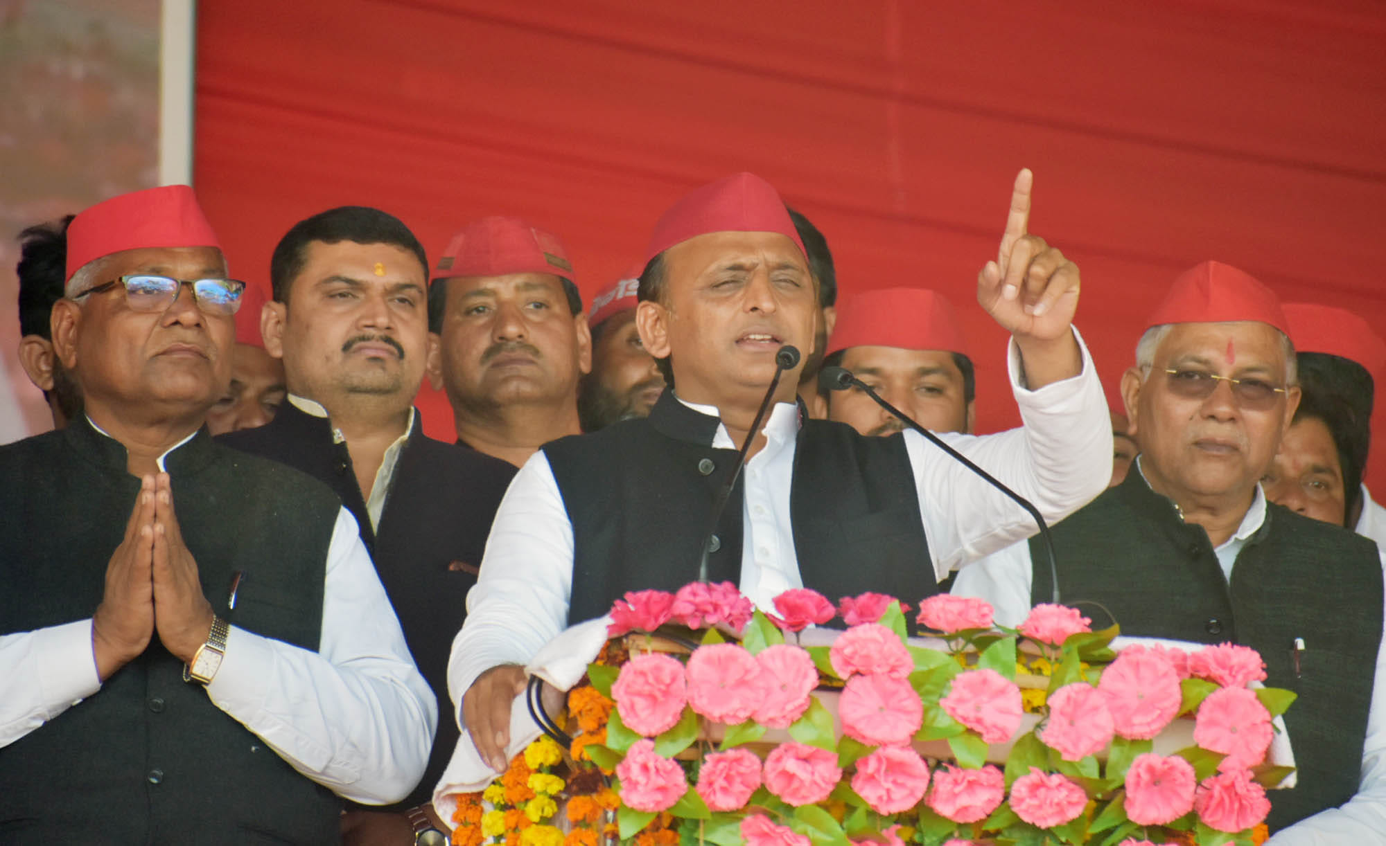 उत्तर प्रदेश के हमीरपुर जनपद के मौदहा कस्बे में जनसभा को संबोधित करते सपा के राष्ट्रीय अध्यक्ष अ?