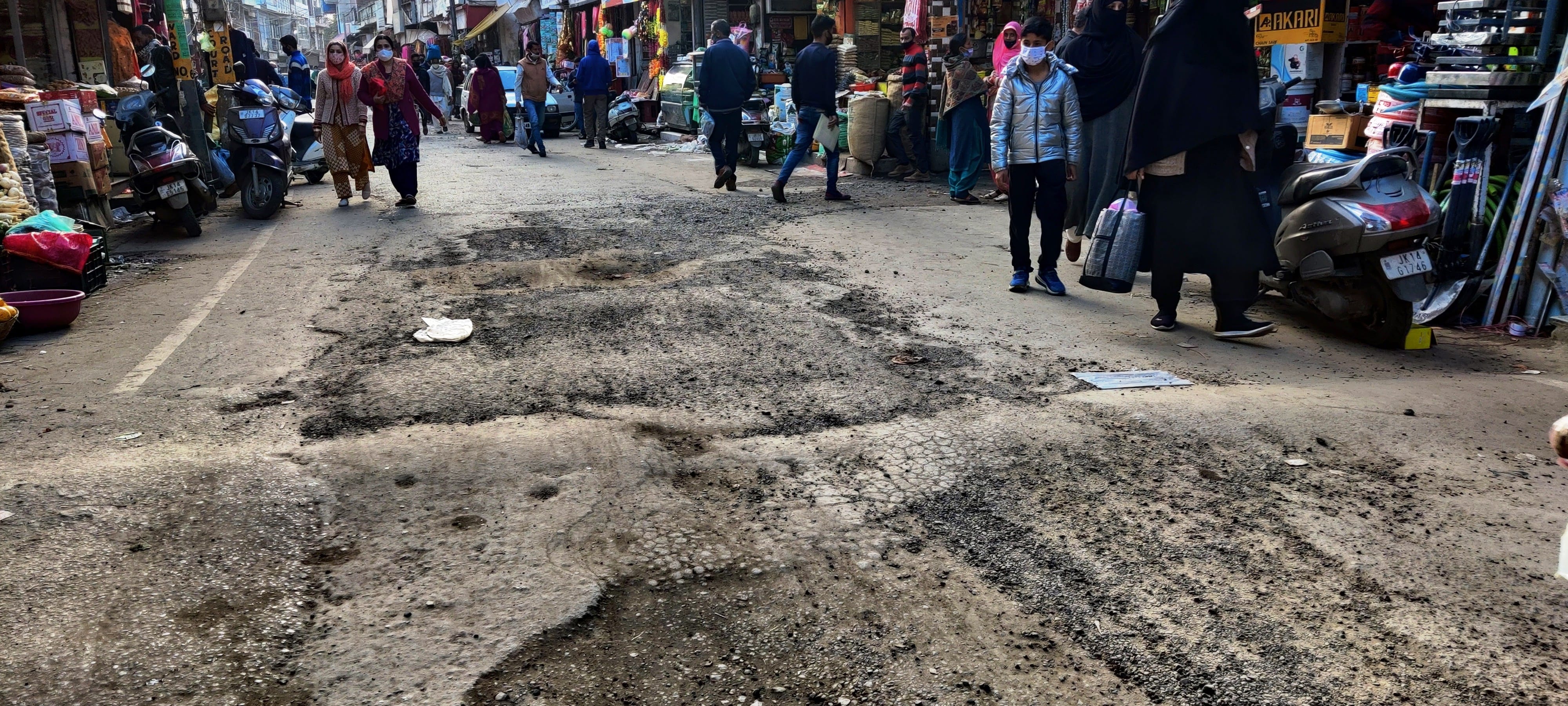 उधमपुर: यू ई ई डी द्वारा घटिया तारकोल बिछाई गई तथा सड़क को लेकर प्रदर्शन करते हुए कोर्ट रोड के दुक? उधमपुर: यू ई ई डी द्वारा घटिया तारकोल बिछाई गई तथा सड़क को लेकर प्रदर्शन करते हुए कोर्ट रोड के दुक?