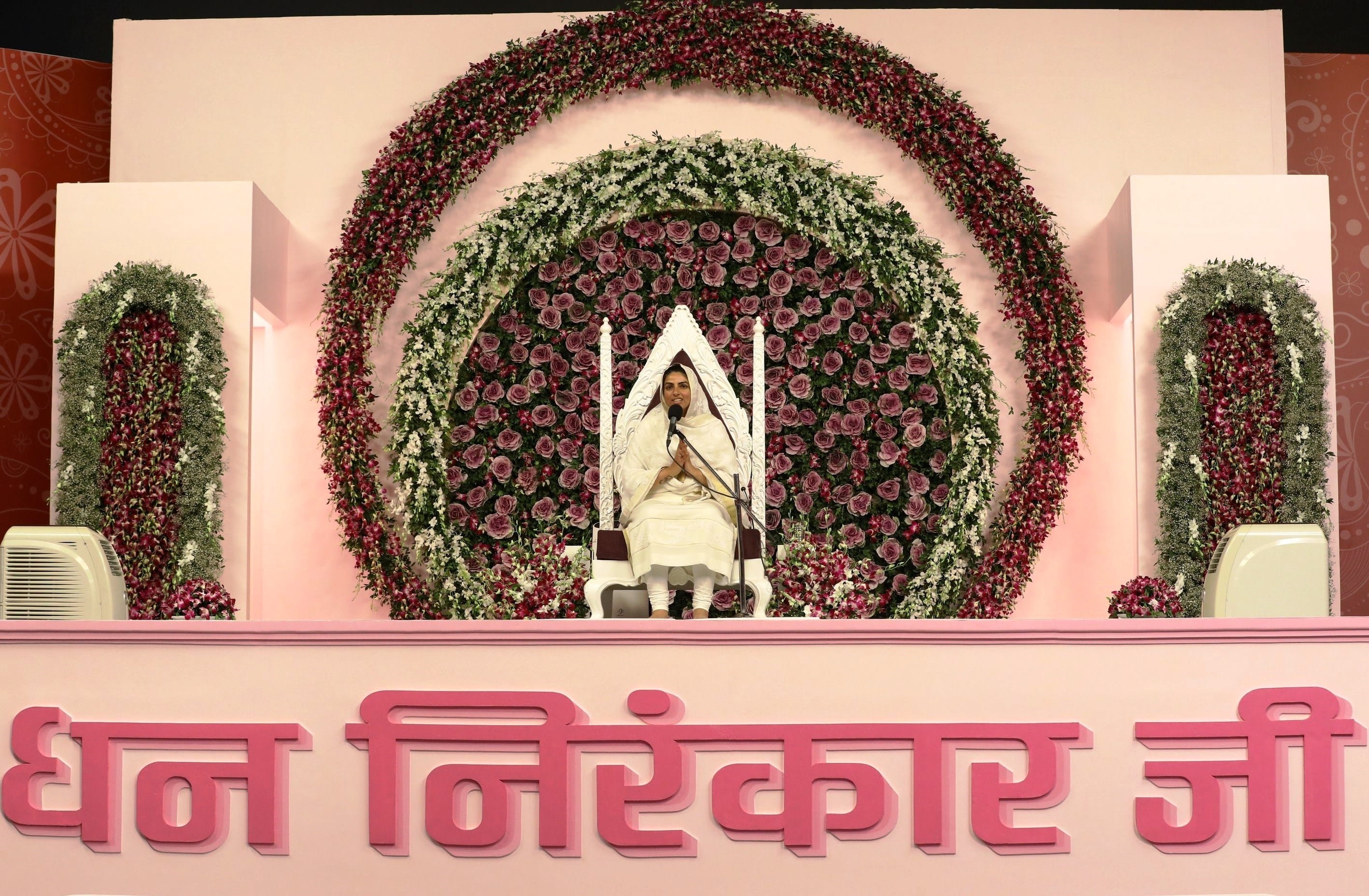 महाराष्ट्र समागम में विचार प्रस्तुत करती सत्गुरु माता सुदीक्षा महाराज महाराष्ट्र समागम में विचार प्रस्तुत करती सत्गुरु माता सुदीक्षा महाराज