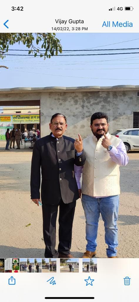 धामपुर में अपने बूथ पर पुत्र के साथ वोट डालते डीएसएम ग्रुप के सीईओ संदीप शर्मा धामपुर में अपने बूथ पर पुत्र के साथ वोट डालते डीएसएम ग्रुप के सीईओ संदीप शर्मा