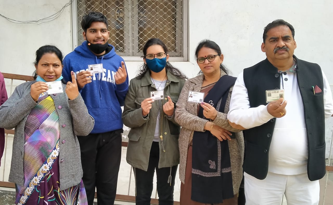 अपने बूथ पर परिवार के साथ मतदान करने पहुंचे पालिकाध्यक्ष राजू गुप्ता। अपने बूथ पर परिवार के साथ मतदान करने पहुंचे पालिकाध्यक्ष राजू गुप्ता।