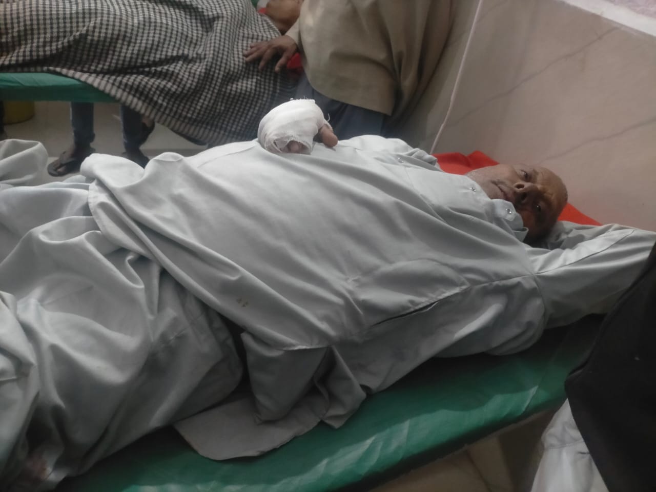 कैराना में अज्ञात वाहन की टक्कर से घायल बाइक सवार कैराना में अज्ञात वाहन की टक्कर से घायल बाइक सवार