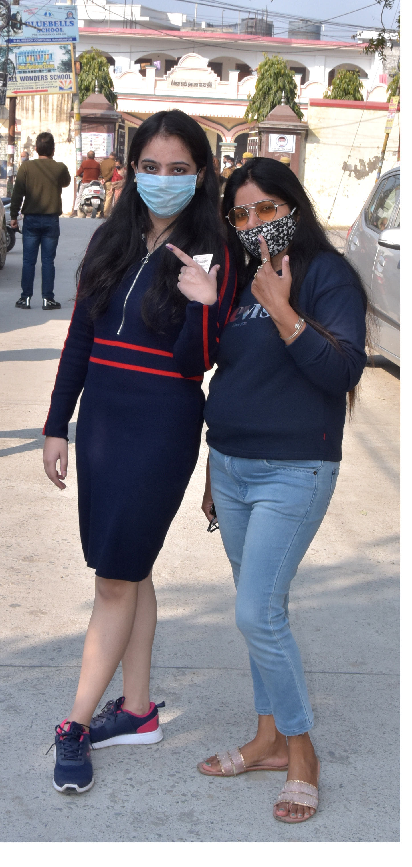 खेमका सदन में अपनी मॉ के साथ वोट डालने पहुंची त्रिशु खेमका सदन में अपनी मॉ के साथ वोट डालने पहुंची त्रिशु